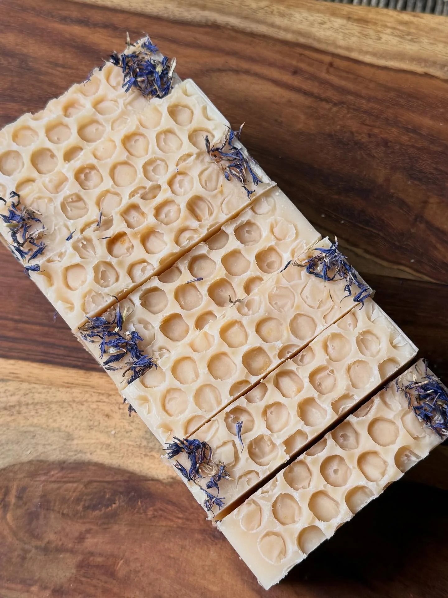 🫧🫧🫧 T E A  S O A P🫧🫧🫧

So excited to announce our newest tea infused soap lineup with @purecleanseca 🎉🫧

This beautiful locally made100% natural bar is infused with honey, beeswax, avocado oil and our bestselling Cream Earl Grey tea to provid