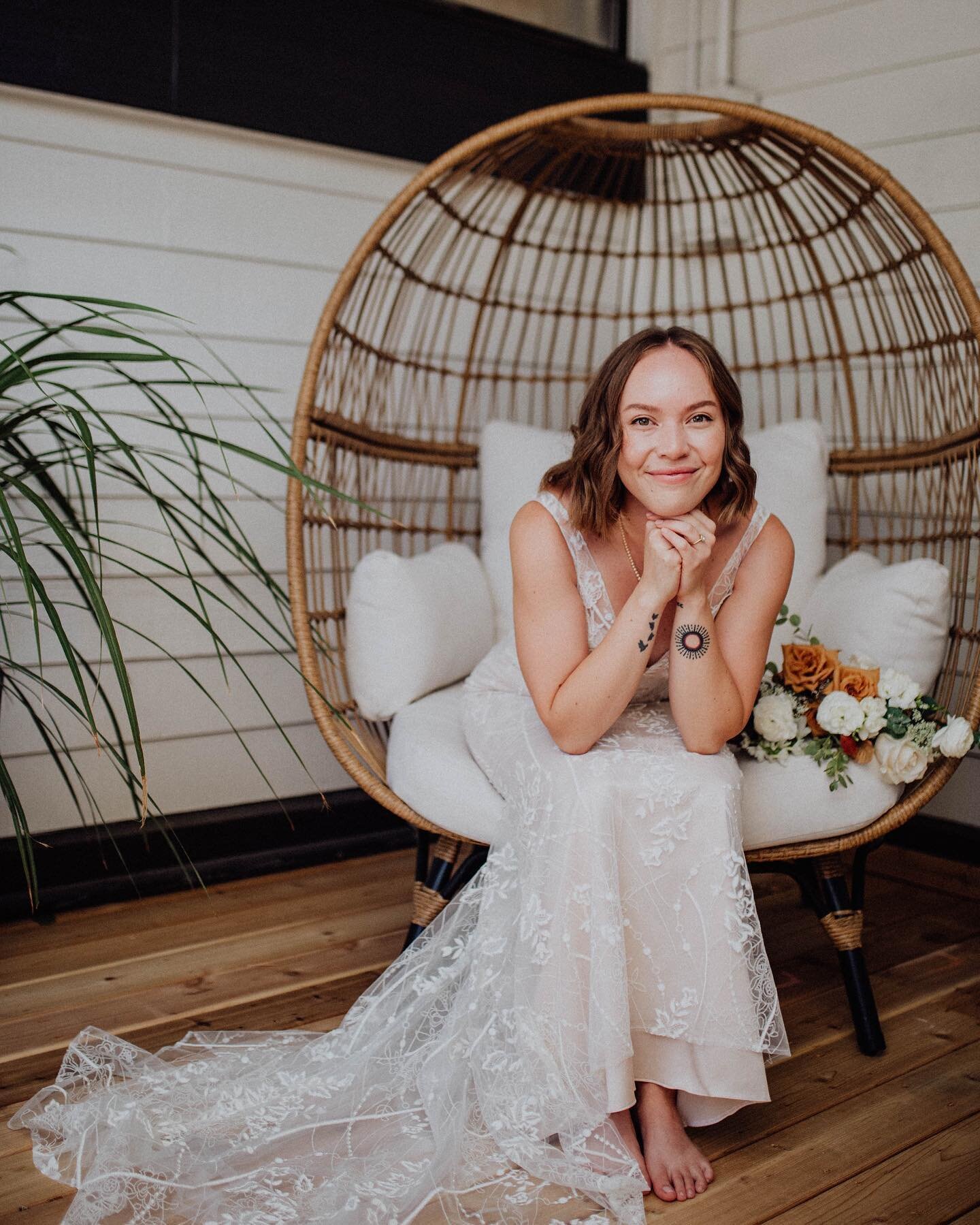 The prettiest wedding at @theoaksplumcreek seriously one of the prettiest venues I&rsquo;ve ever seen and it&rsquo;s in my hometown! Had so much fun traveling from Mexico to Colorado for this! Congrats you beautiful souls!