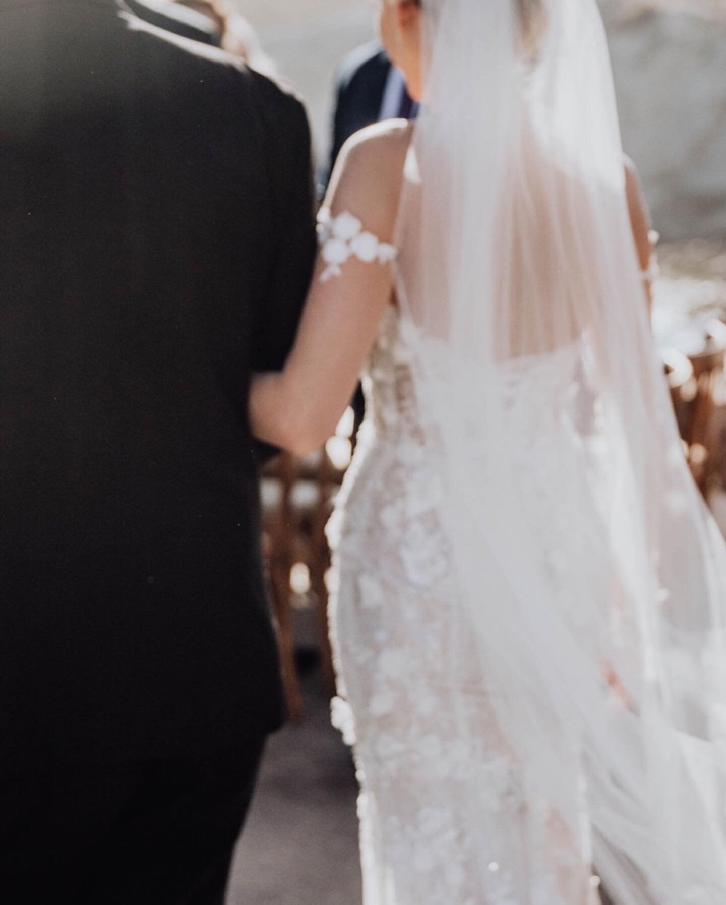 The ceremony&hellip; breathtaking backdrop&hellip; .
.
.
#ilovemyjob #cabowedding #caboweddingphotographer #destinationweddingphotographer #cabosanlucas #bajabrides #cabobrides #brides #beachvibes #beachweddingvibes #mexicobrides #mexico #mexicoweddi