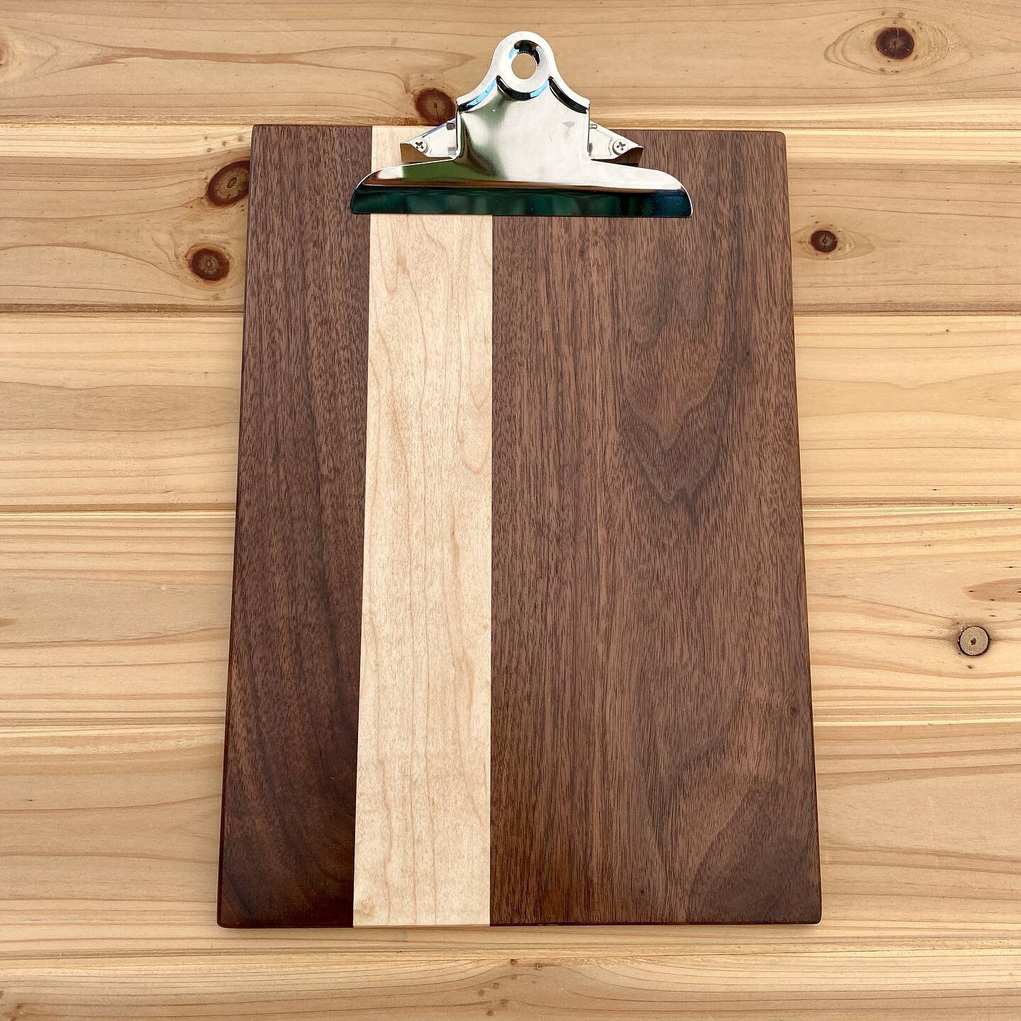 I made this walnut and maple clipboard as a christmas present, and now that it&rsquo;s been gifted I can post it! Finished with @zinsser #bullseyeshellac A simple project that came out great. 
.
.
.
.
.
#widenwoodworks #woodworking #wood #woodwork #s