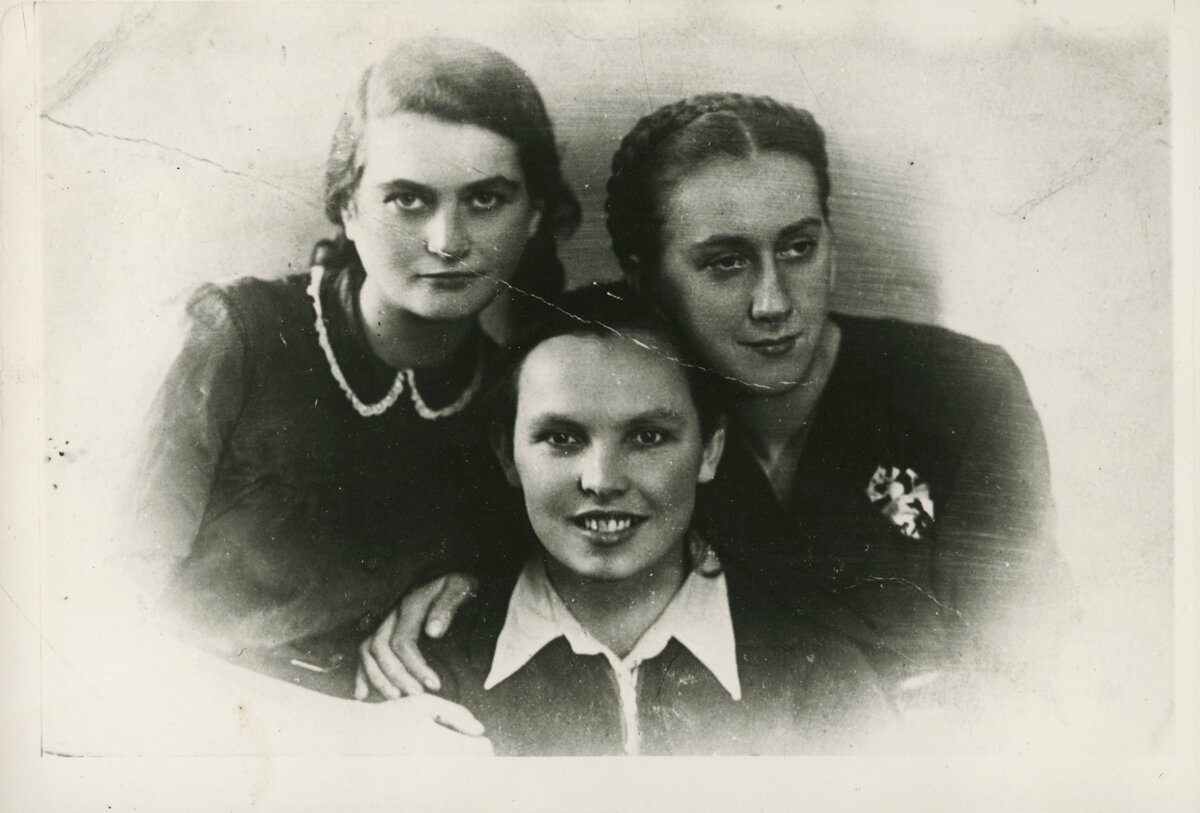 Left to right: Couriers Tema Schneiderman, Bela Hazan, and Lonka Kozibrodska disguised as Catholic girls. Photograph taken at a Gestapo Christmas party, 1941. (Courtesy of Yad Vashem Photo Archive, Jerusalem. 3308/91) 