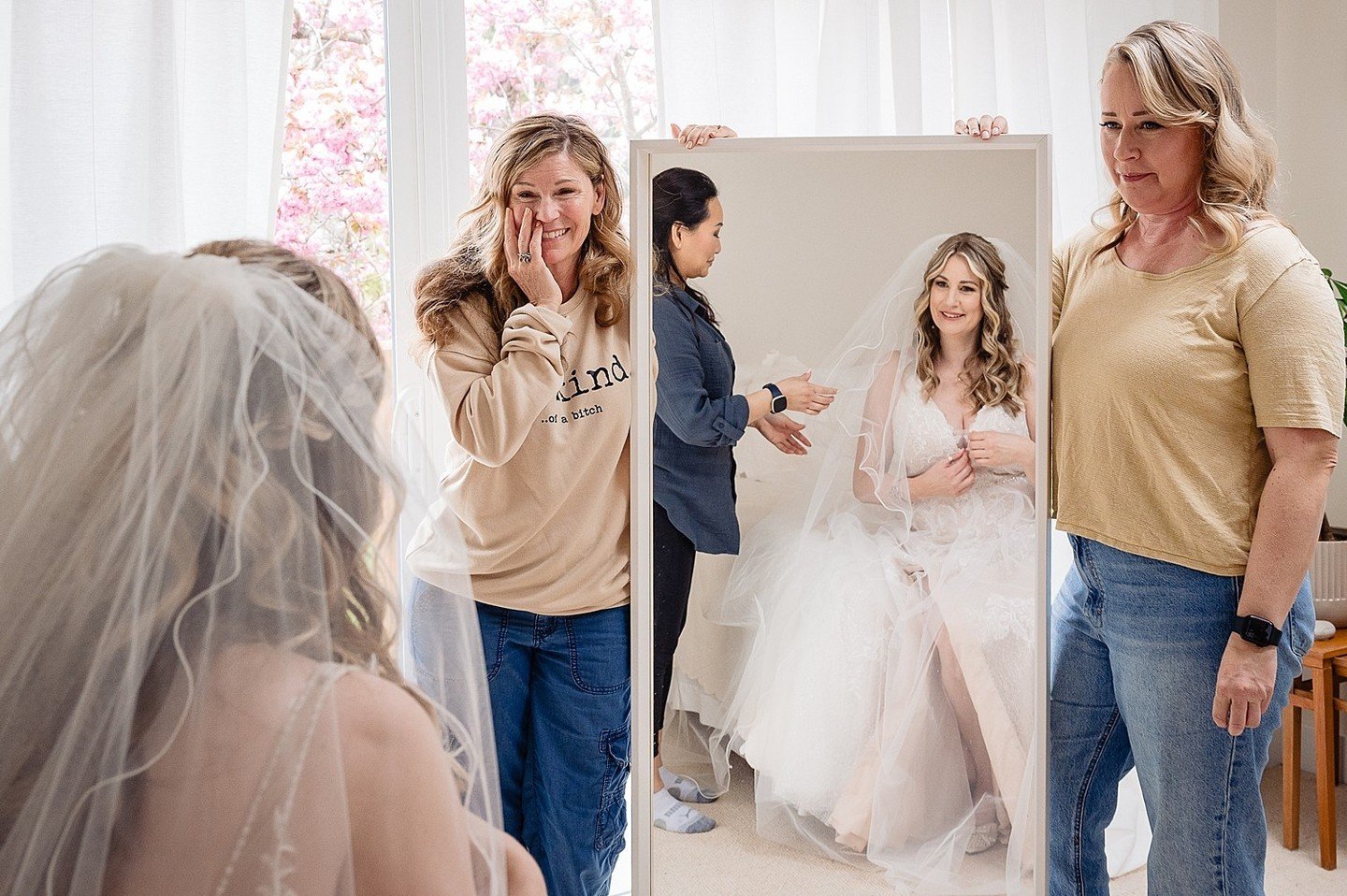 Getting ready to share some photos from Kristina &amp; Gary's wedding . But forst, the sweetest getting ready moment. I dare you to look at these moments without saying &quot;awww.....&quot;

@krisjesp @hartfordgary @shellie_savard @welllovedlife @_e
