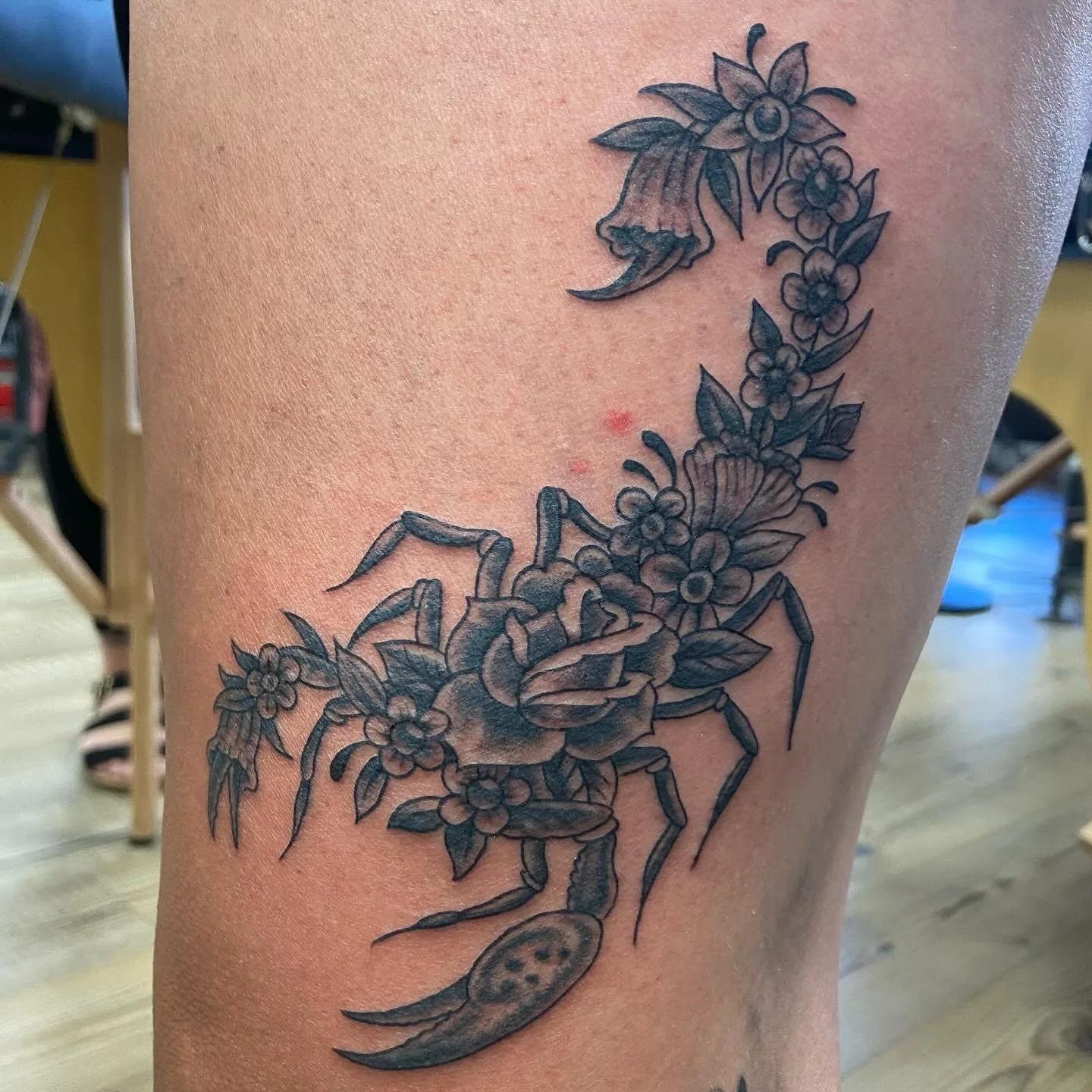 🦂 💐 by @noryanbaker #spokaneart #spokanetattoos #spokanetattooshop #ironandgoldtattoo #blackandgreytattoo #scorpiontattoo