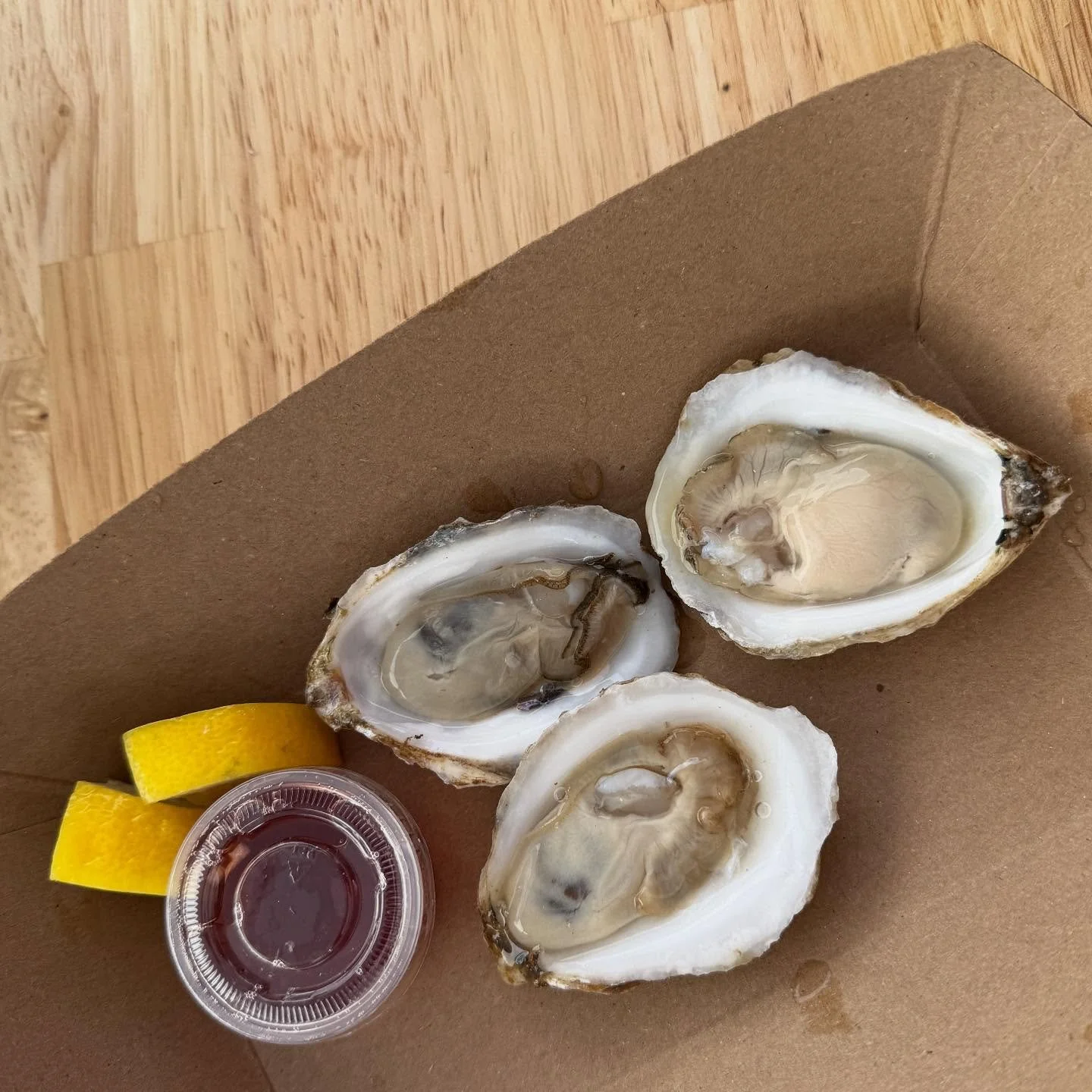 ✨𝓑𝓻𝓲𝓷𝔂
✨𝓑𝓾𝓽𝓽𝓮𝓻𝔂
✨𝓐 𝓷𝓲𝓬𝓮 𝓾𝓶𝓪𝓶𝓲 𝓯𝓲𝓷𝓲𝓼𝓱
One thing I love to do at oyster events, is walk around and listen to what people are saying about the oysters. Routinely, I hear people describe my oysters as “briny, buttery (m