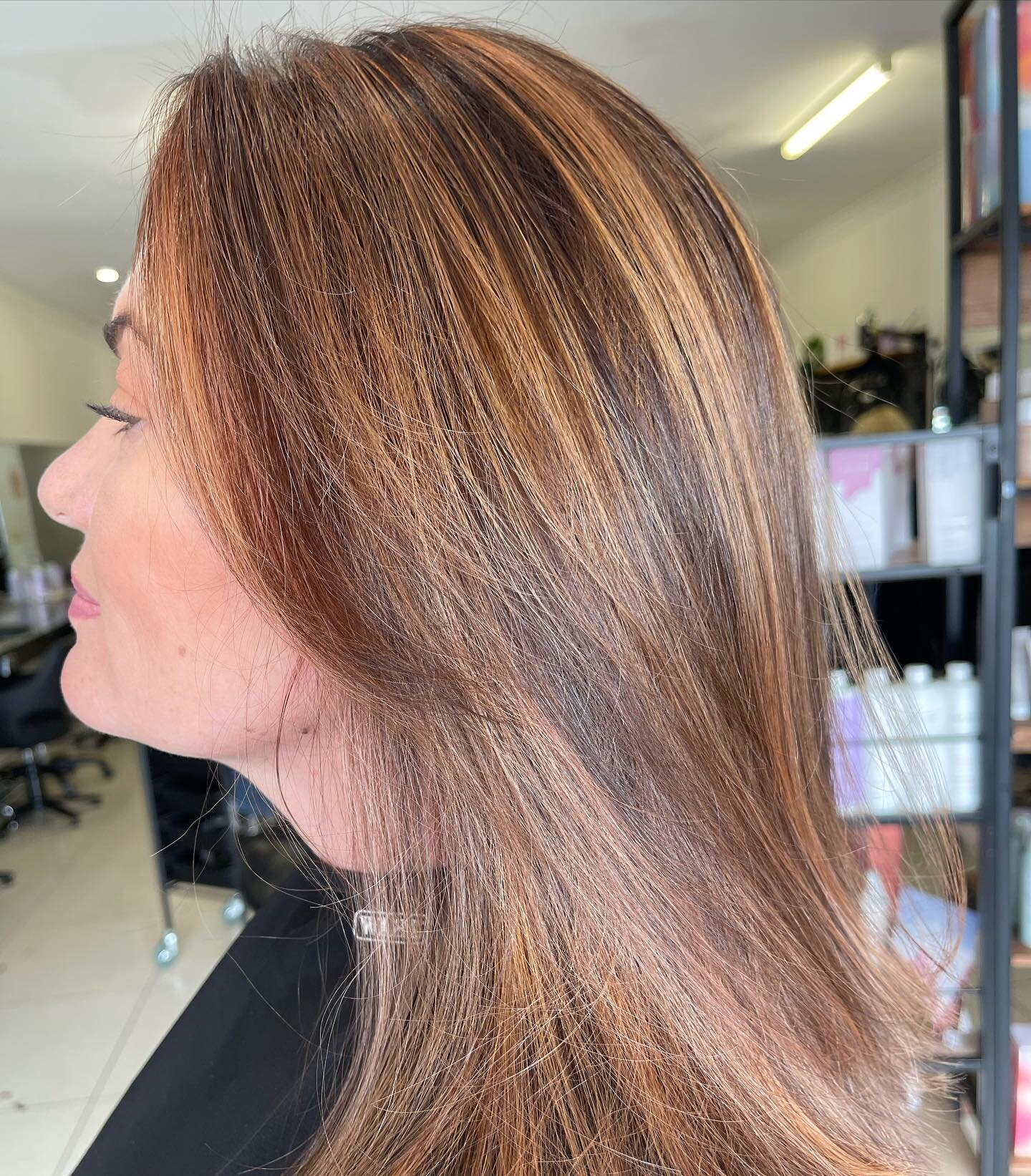 It&rsquo;s giving Autumn 🍂🤎🤎
Did @hair_bydrew just not absolutely ACE this colour 🙌🏼🥇
Slide to the last pic for our gorg clients inspo pic!