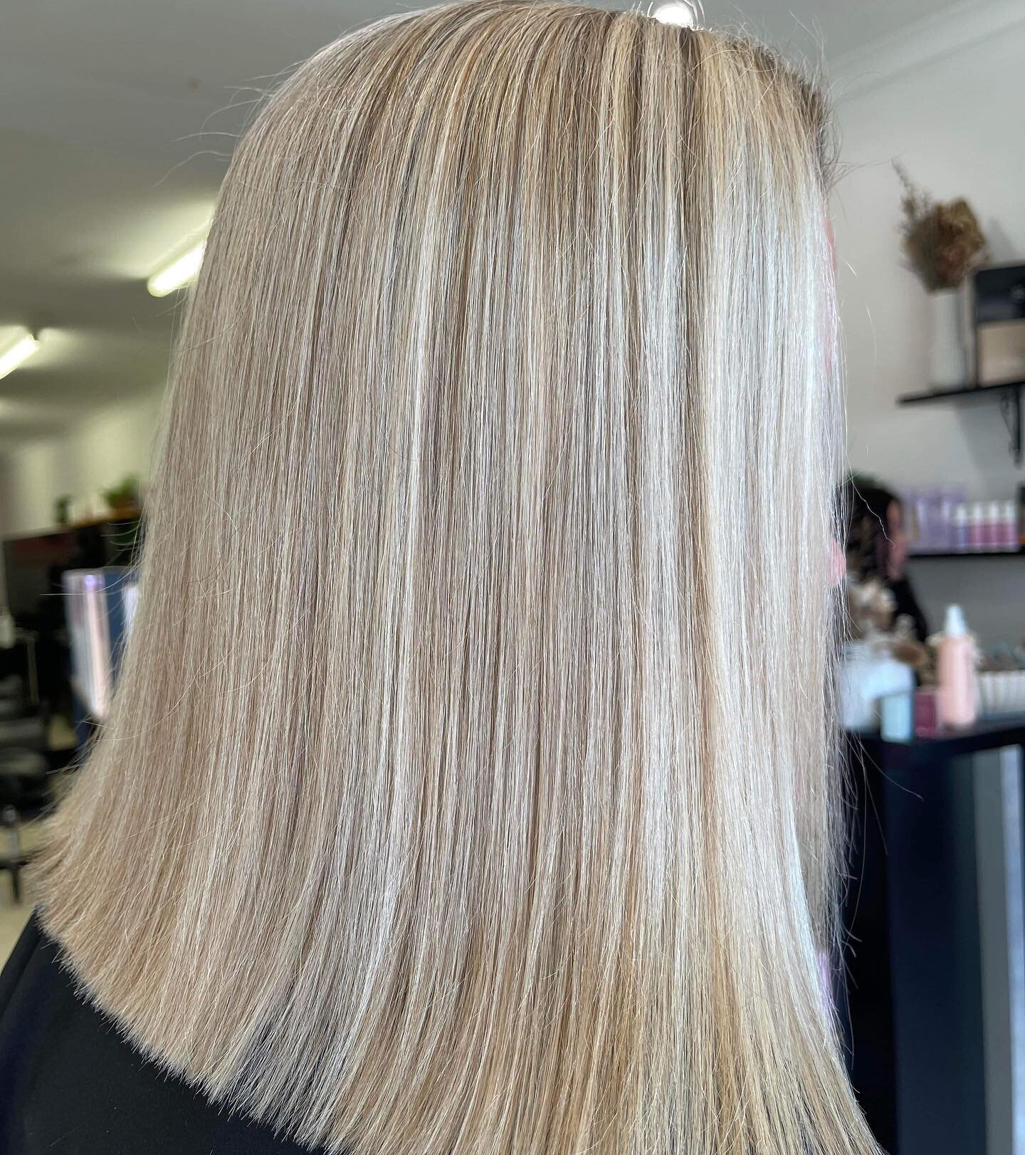 Hey blondie 🧚🏼&zwj;♀️🧚🏼&zwj;♀️
You&rsquo;ve got your fresh blonde locks, but how to maintain it now? 🤷🏼&zwj;♀️
Scalp bleach: 4-6 weeks‼️ this is super important to avoid banding and maintaining the health of the hair.
Traditional blondes(blonde
