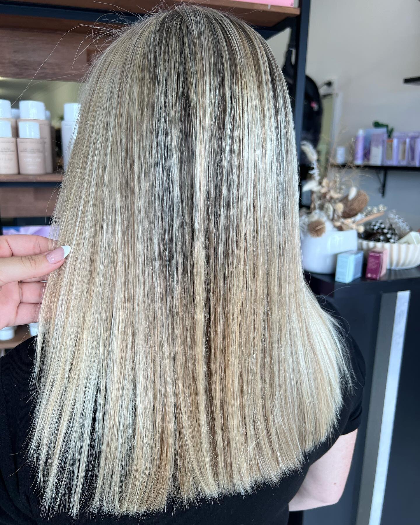 Blends of creamy perfection 🫶🏼🤭
Stunning brighten up created by salon owner @ange_thehairshack 🥳🤩