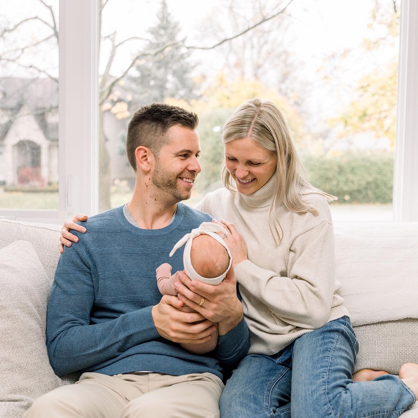 Sweet moments from my newborn session with the Hunt family 🥰