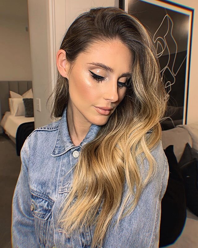 One week until the @tahliajayde_shop wave wand restock. 
Hot tip: part your hair down the middle and wave your hair away from the face on each side. Once done, flip your hair over to one side like this 👆🏽 and boom 💥 extra volume.