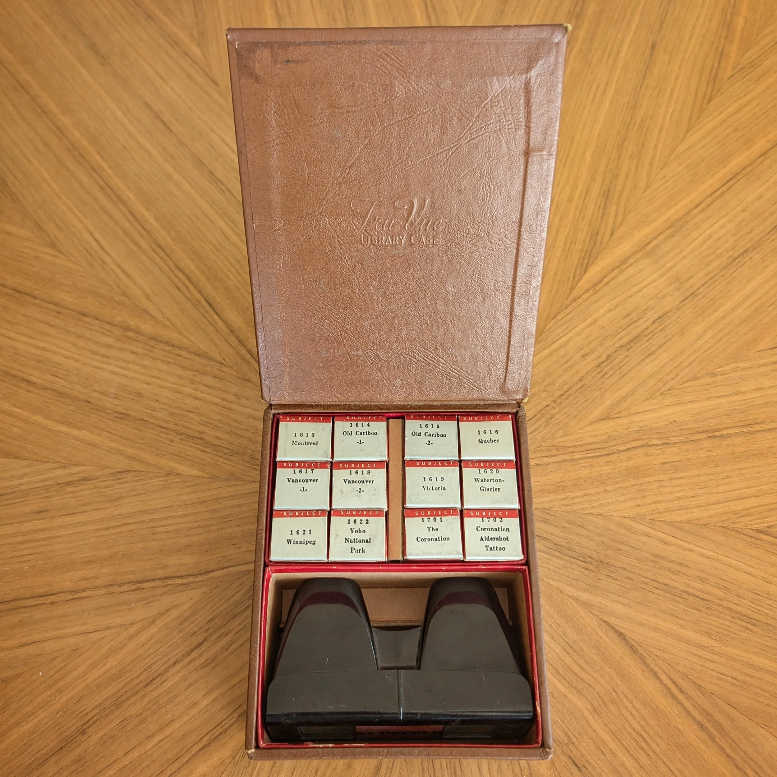 Interior of embossed vinyl Tru-Vue case