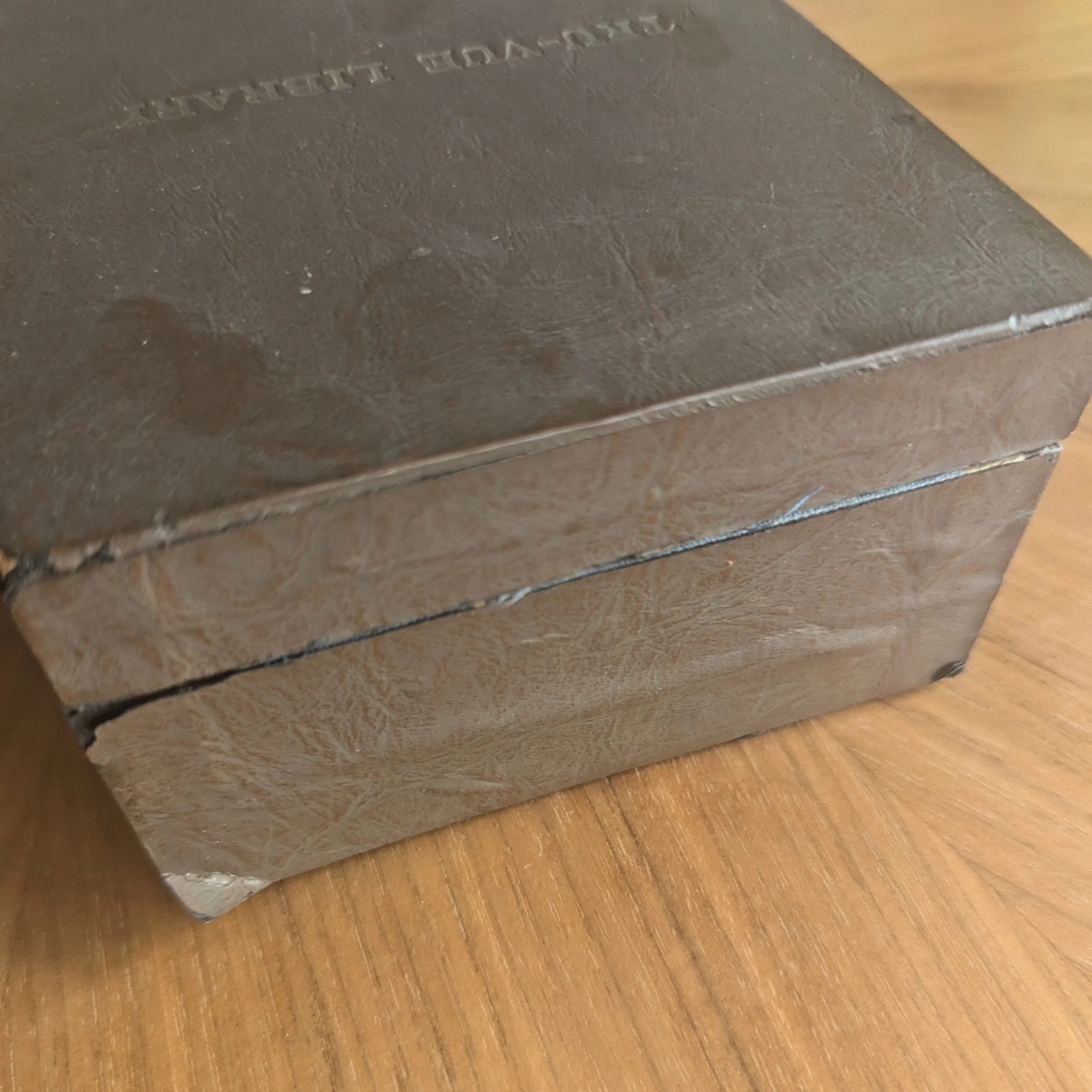 Seam hinge