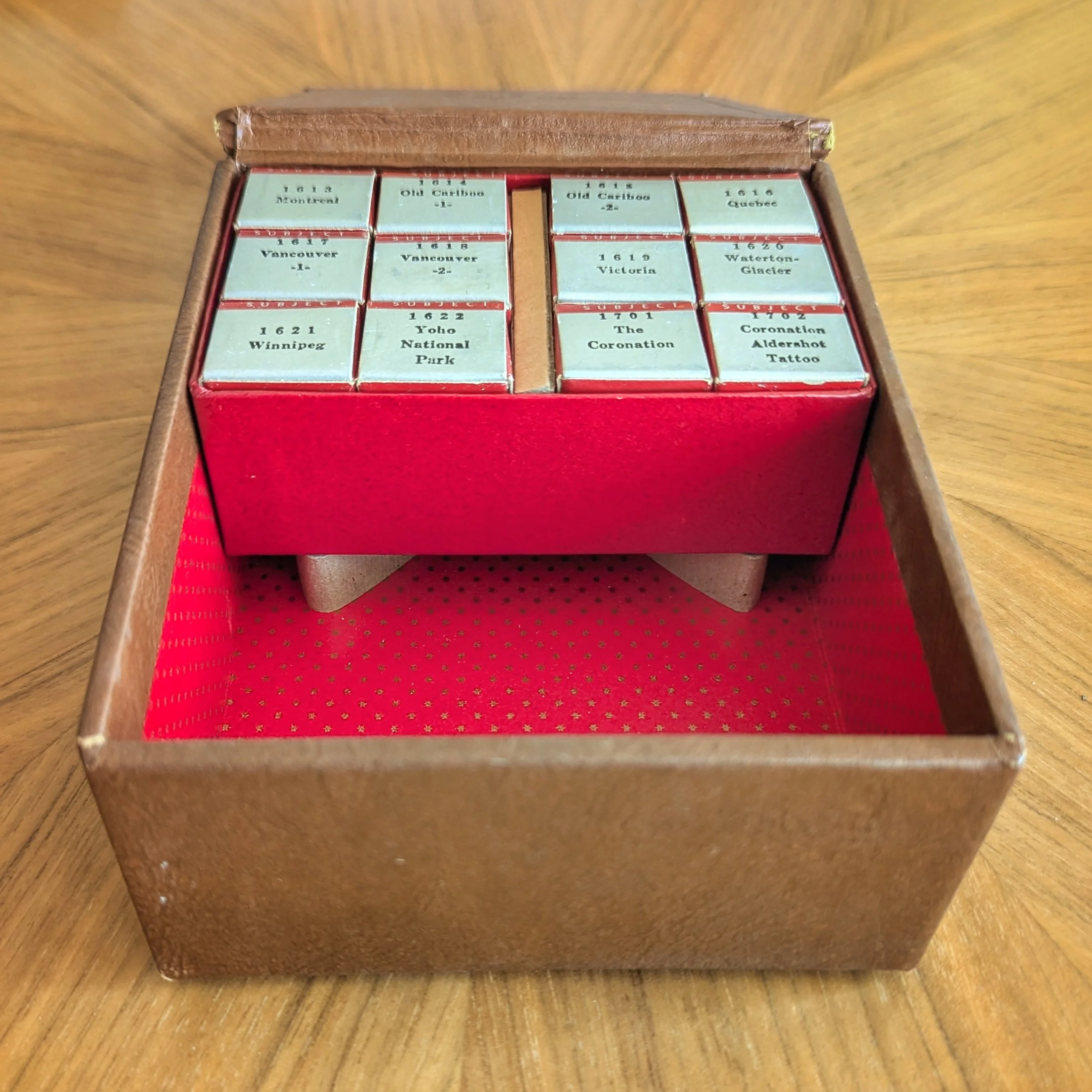 Film compartment on cardboard "lift"