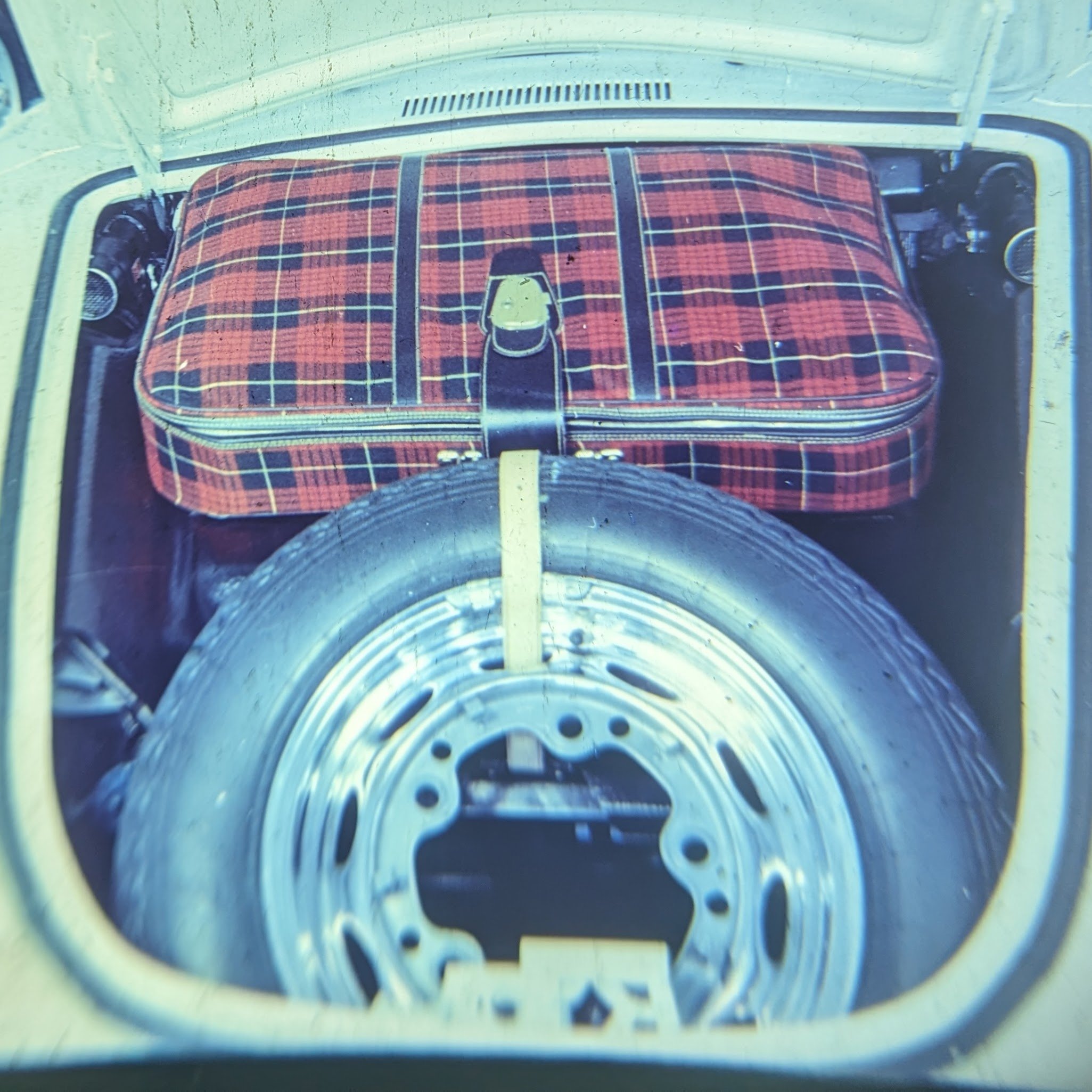 porsche-spare-tire-luggage.jpg