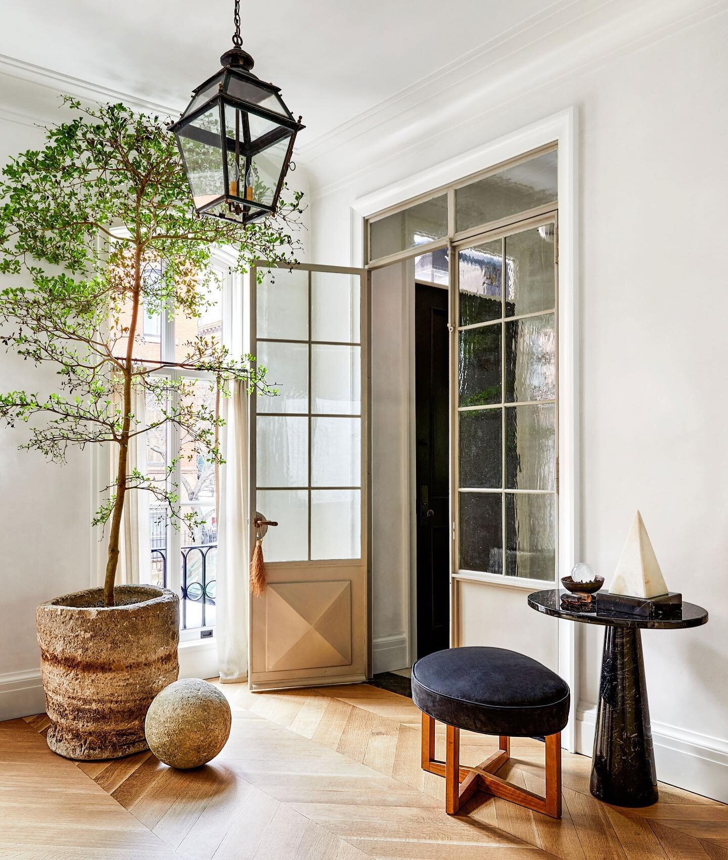 This beautiful Manhattan townhouse is Nate Berkus and Jeremiah Brent&rsquo;s current residence. After completely renovating the 1899 building, Nate and Jeremiah did what they do best and gave a complete makeover to the house to &ldquo;give it some so