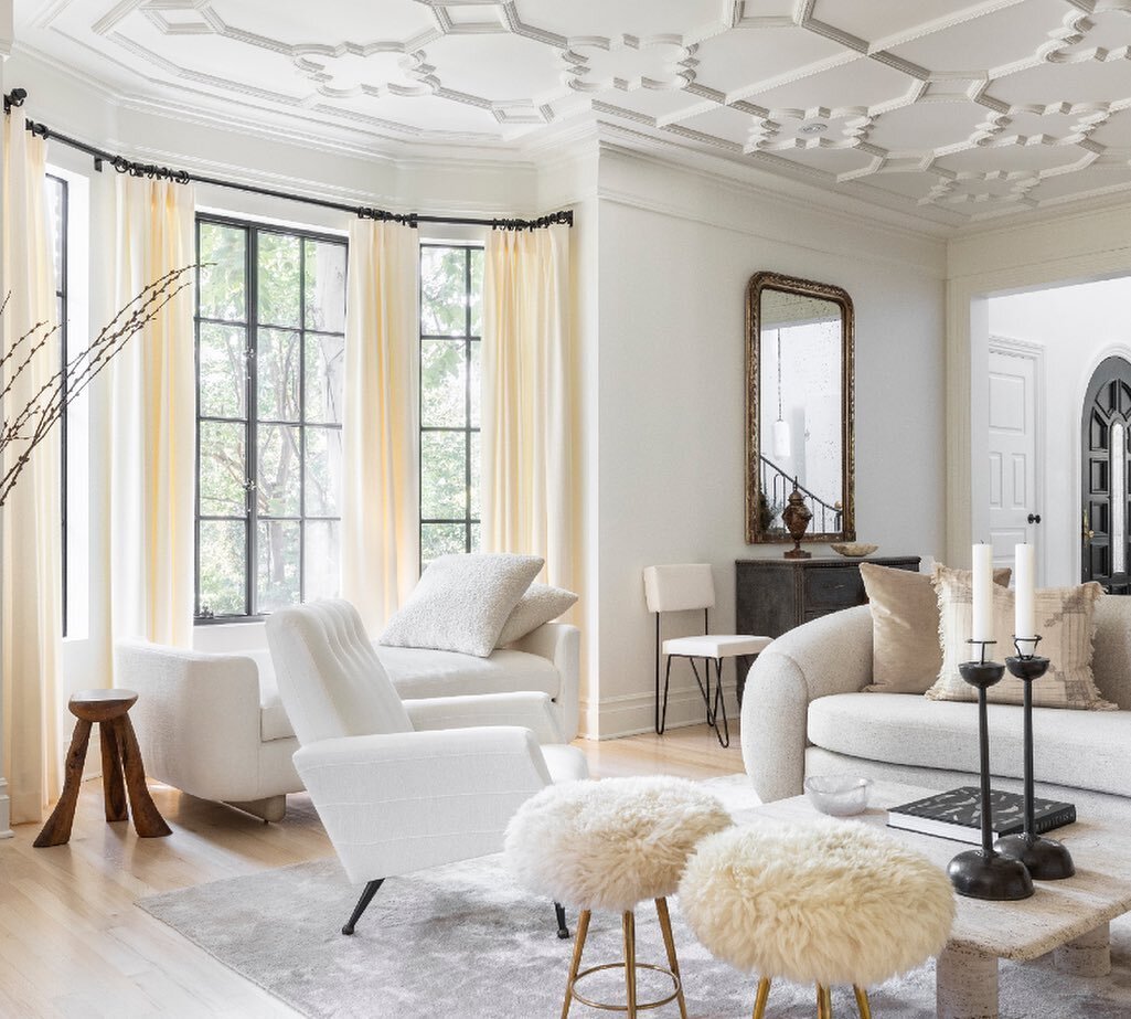 Originally built in 1925, this Tudor house went under major renovation by Nate Berkus and Jeremiah Brent to create an airy, modern living space for Nickelodeon&rsquo;s president Brian Robbins and his family. All the doors and windows were replaced wi