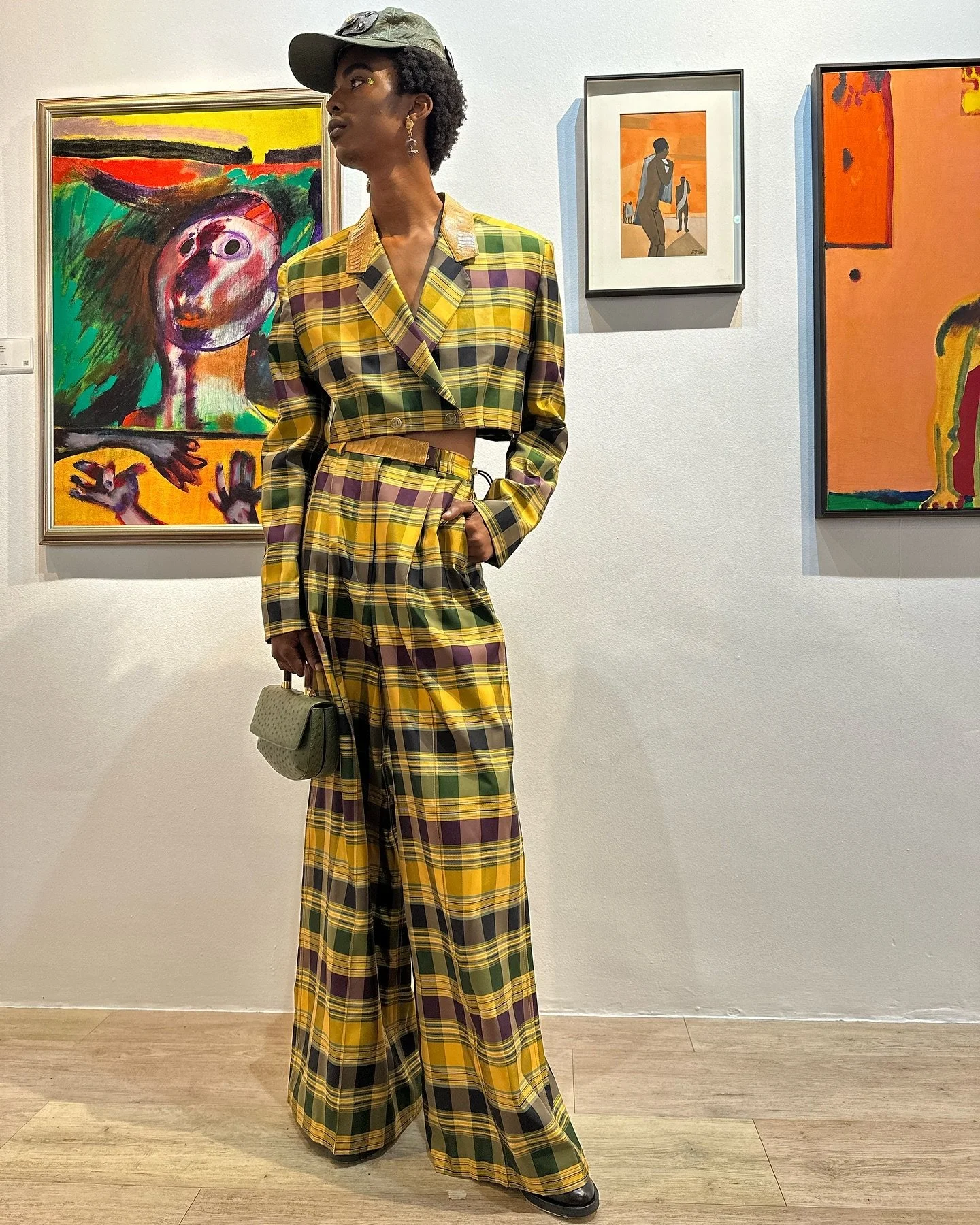 During RMB Latitudes Art Fair, Viviers and Strauss &amp; co put on quite the show of art and fashion at their Modern and Contemporary Art sale.

#ArtMeetsFashion
#ContemporarySouthAfricanArt