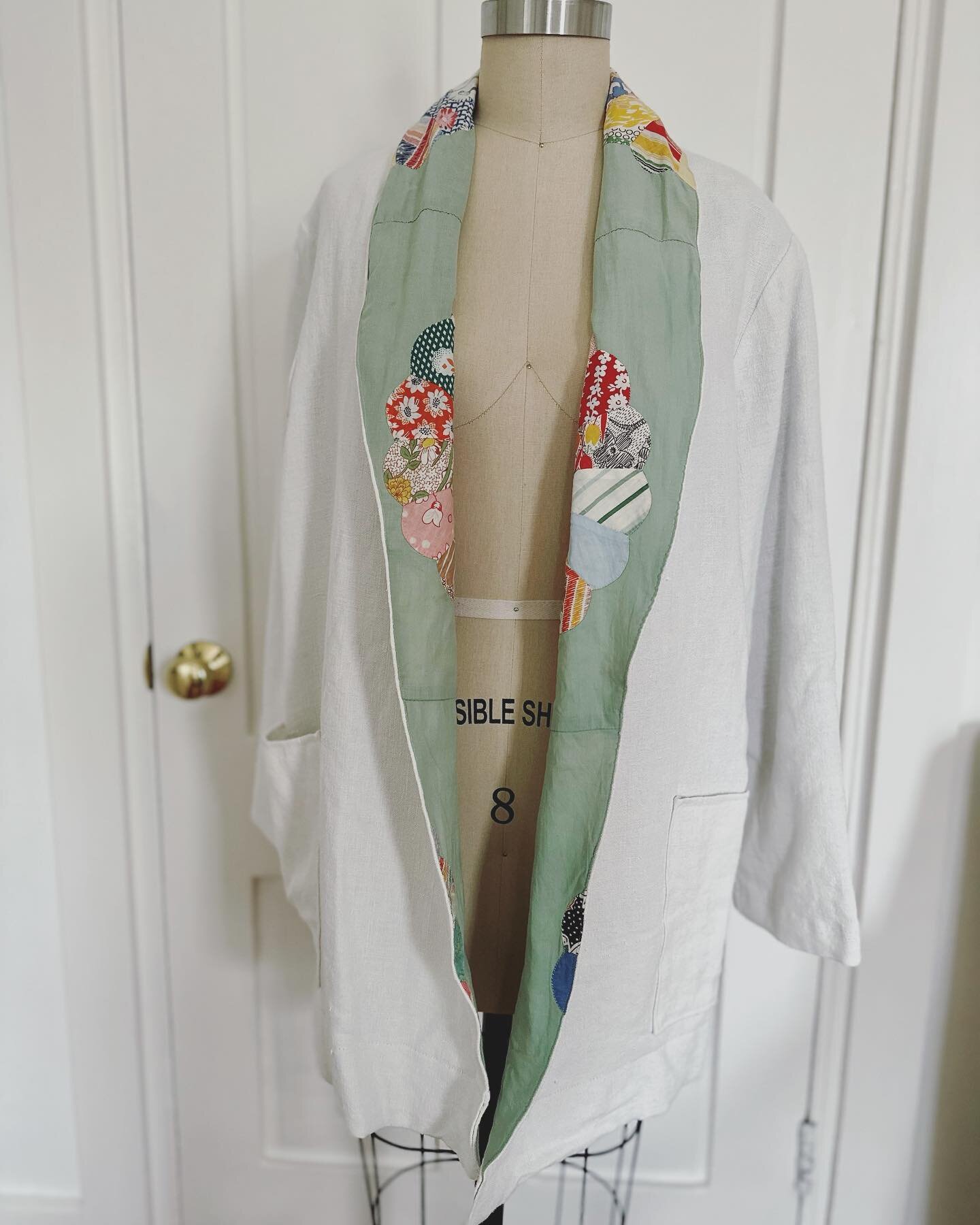 Antique French linen outer shell, lined in a hand sewn antique quilt top of the loveliest sage green ground with Dresden plates. This coat has a luxurious beautiful drape, and the styling of a blazer, with large patch pockets in front.

Flat lay meas