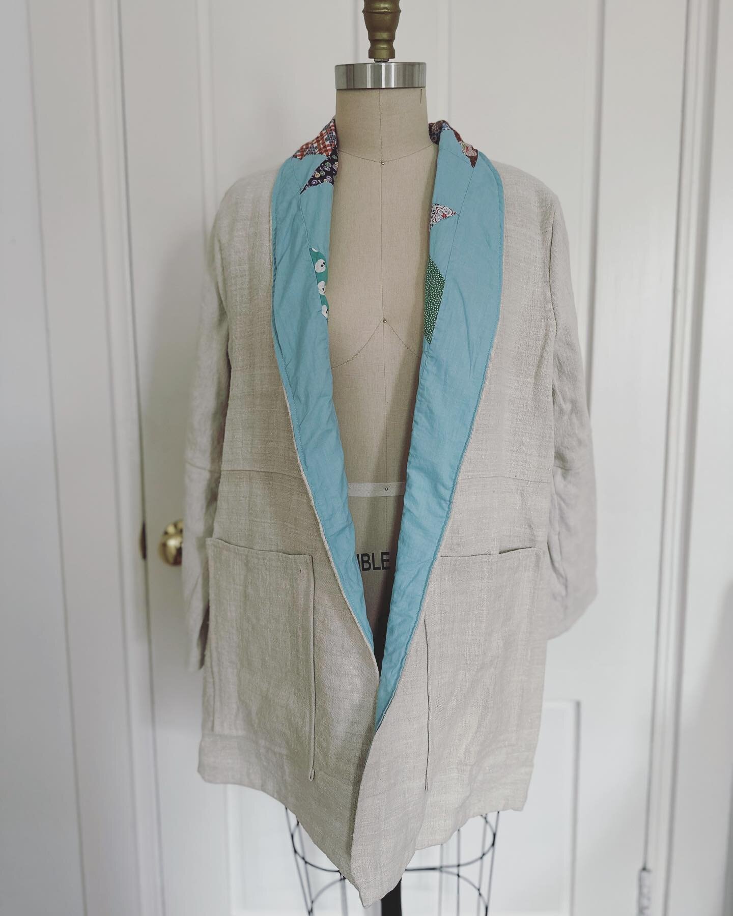 Antique French linen/hemp outer shell, lined in a hand sewn antique quilt top with a bright blue ground and unique double pinwheel blocks. This coat has the structure of a blazer and a bit more stiffness due to the hemp sheeting. Very chic! Large pat