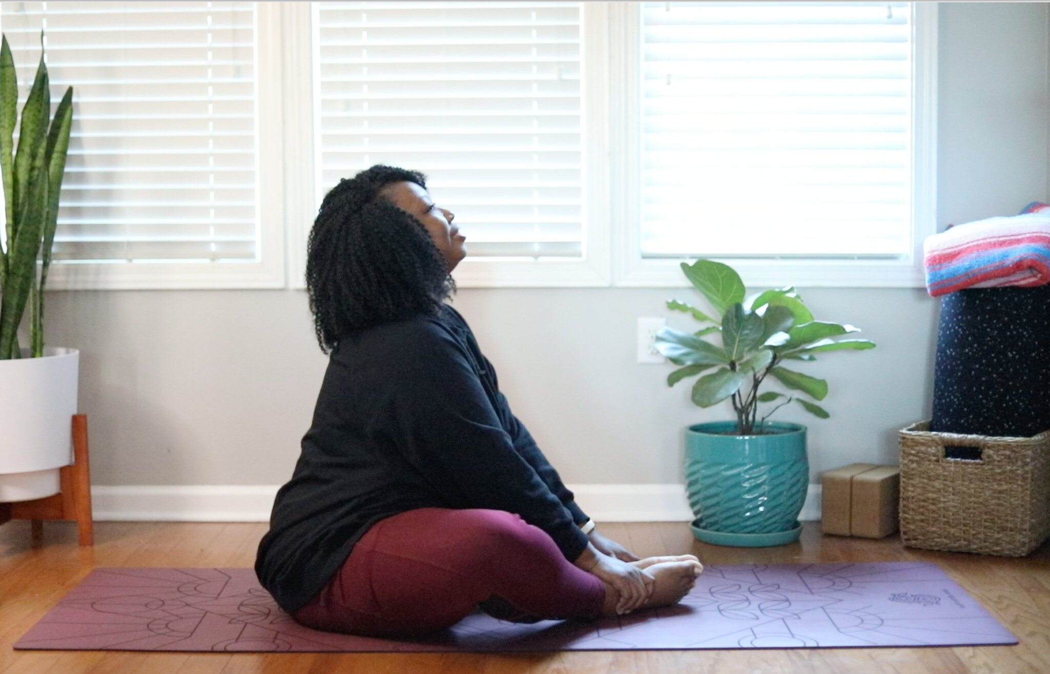 Need a gentle practice to ease into your day? Find your inner calm and release tension with a 20-minute gentle seated yin yoga practice. No props required. Link in bio!
.
.
.
#morningyoga #yinyoga #morningyin #yogaforeverybody #blackyogateacher #seat