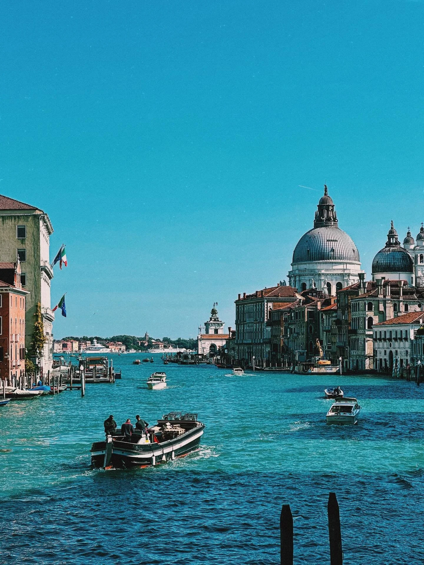 I think I&rsquo;ll picture us, you with the waves.
25.10.08 by #2ridescent

#vsco #vscocam #livefolk #venezia #venice #venicecanals #italy #italia #italytravel #italygram #travel #travelgram #traveling #iphonography #iphone14 #shotoniphone