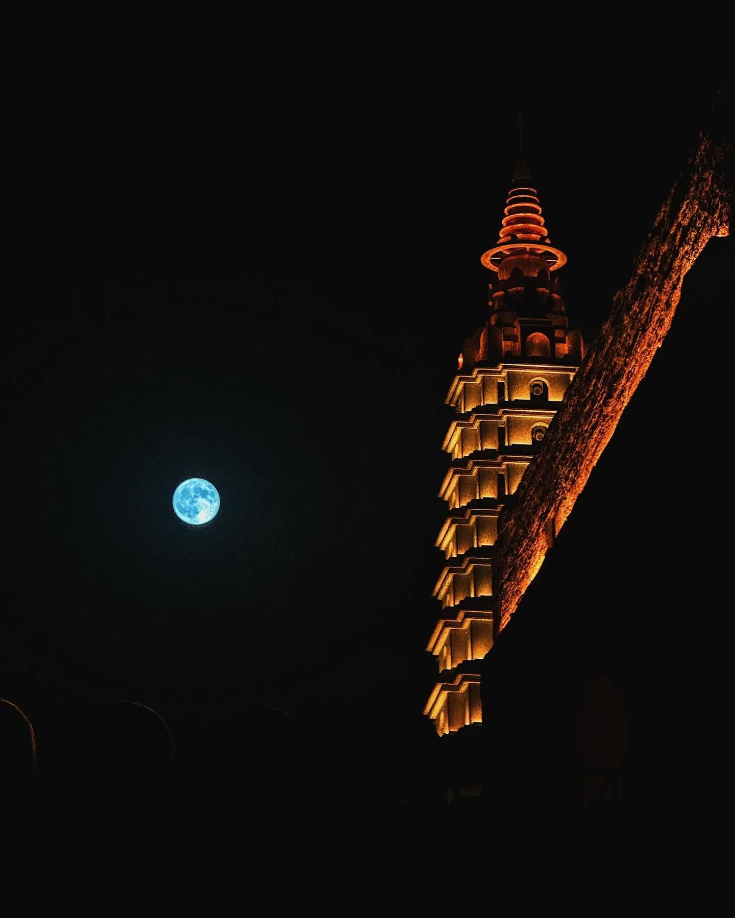 在看不到的夜裡 我時刻在想你 你是否能聽清
24.09.18 by #2ridescent 

#vsco #vscocam #livefolk #hotan #xinjiang #hotanoldtown #travel #traveling #travelgram #travelphotography #iphonography #shotonphone