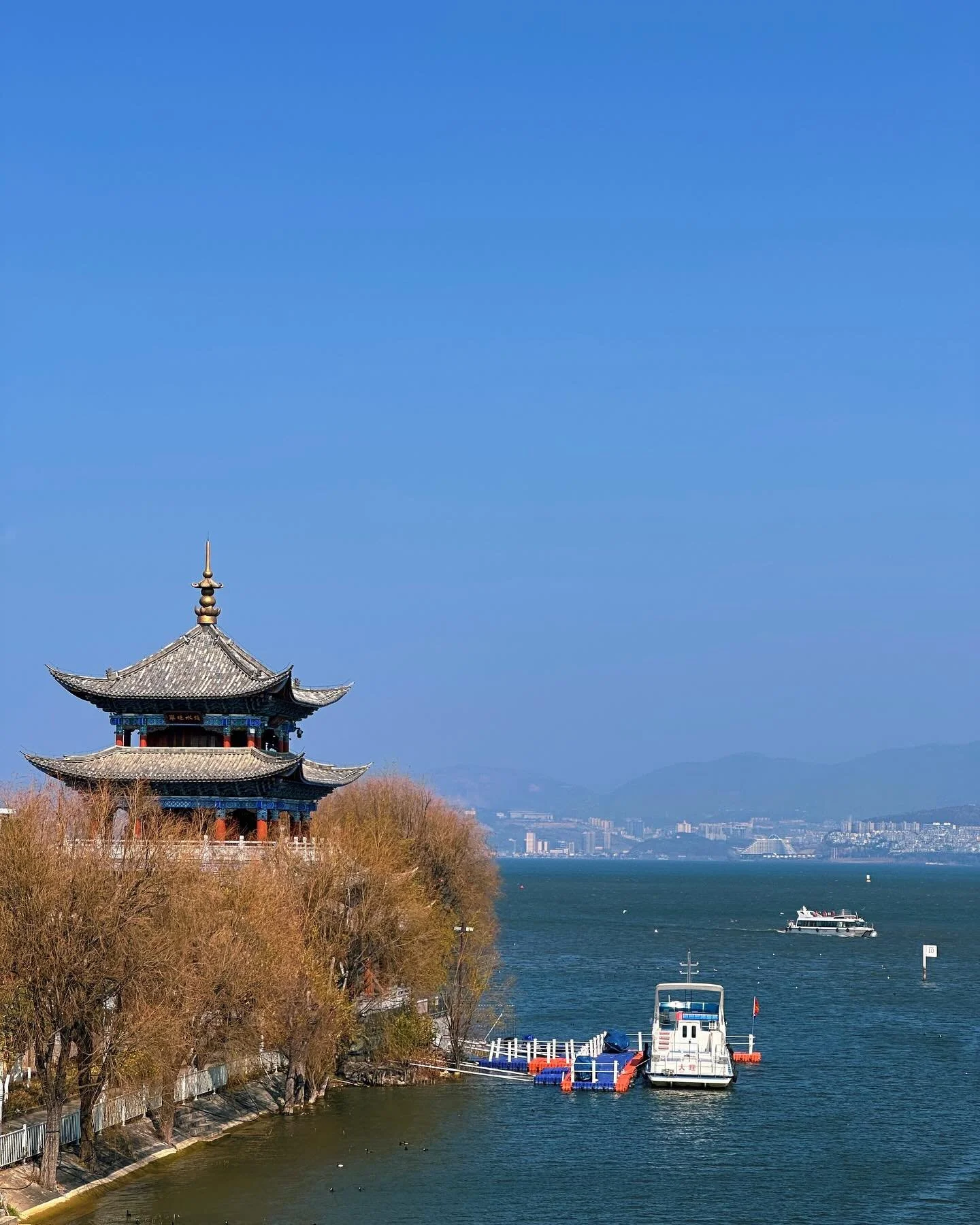 Time will not stop, happiness will never end. Dark clouds are only temporary, because there will always be wind.
25.02.01 by #2ridescent

#vsco #vscocam #livefolk #dali #yunnan #erhai #erhailake #meetyourself #travel #travelgram #travelstagram #china