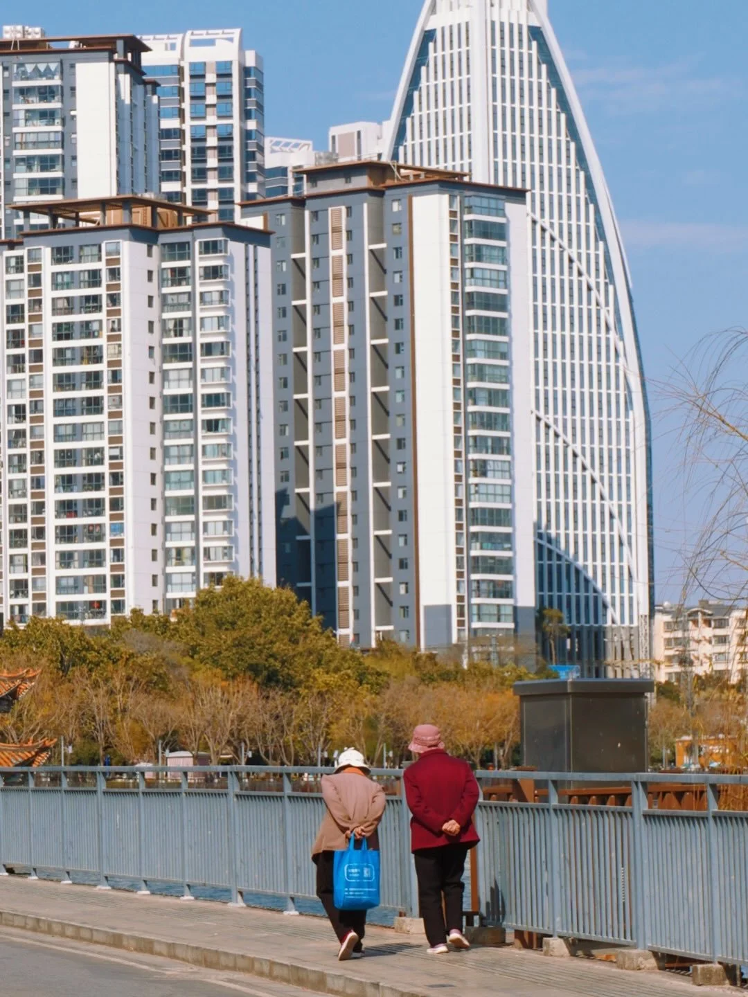 大理人。
People of Dali.
2026.02.20 by #2ridescent 

#vsco #livefolk #dali #travelgram