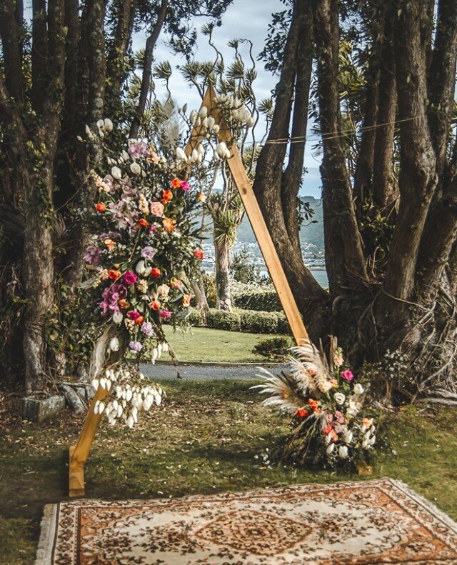 It's NEW, It's POINTY' It's FOR HIRE ☝️⁠
⁠
... It's also handmade bu us! ... well more like we supervised the process and passed the tools while our friendly tradie made it!⁠
⁠
It's 2,4m high and it can be yours!⁠
⁠
⁠
🌻 Flowers @the_wilderness_flowe