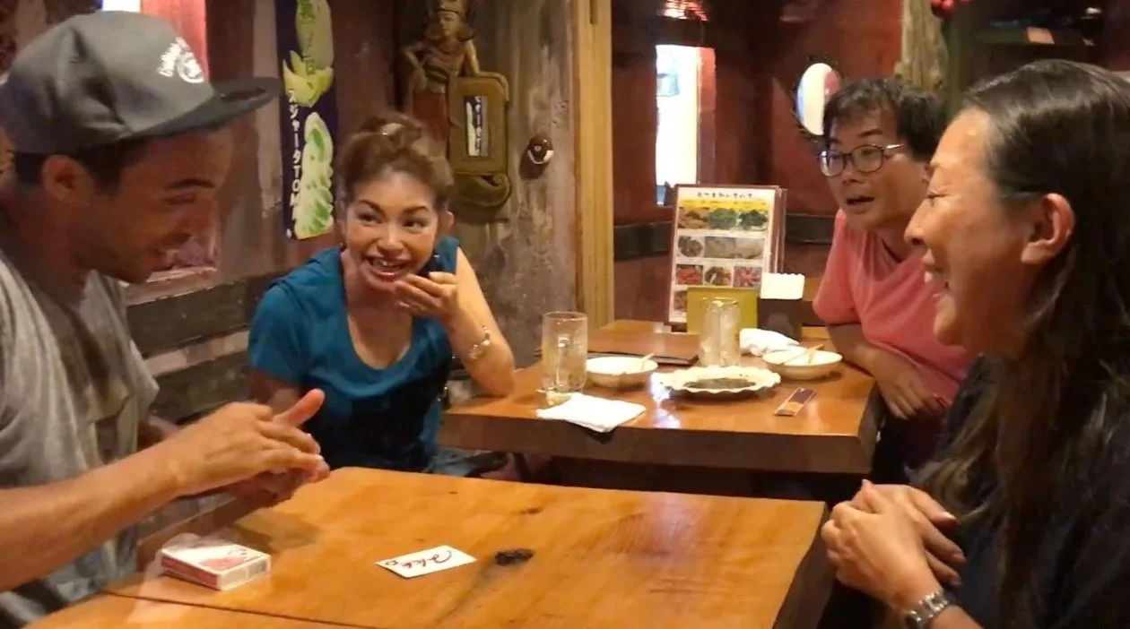 Hypnotist Chrisjones showing magic trick