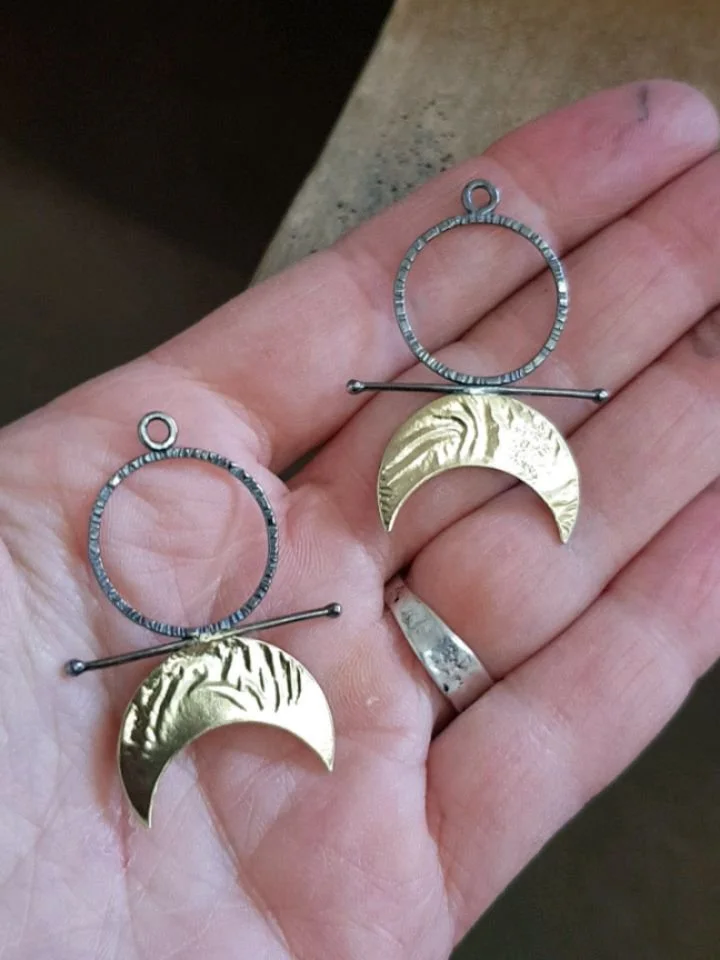 On the bench today 🔨🔥

Mixed metal Moon Tribe earrings with and without oxidisation, which do you prefer?

#moonjewellery #pascalestanley_jewellery #goddessjewellery #madeinstroud #moonlovers