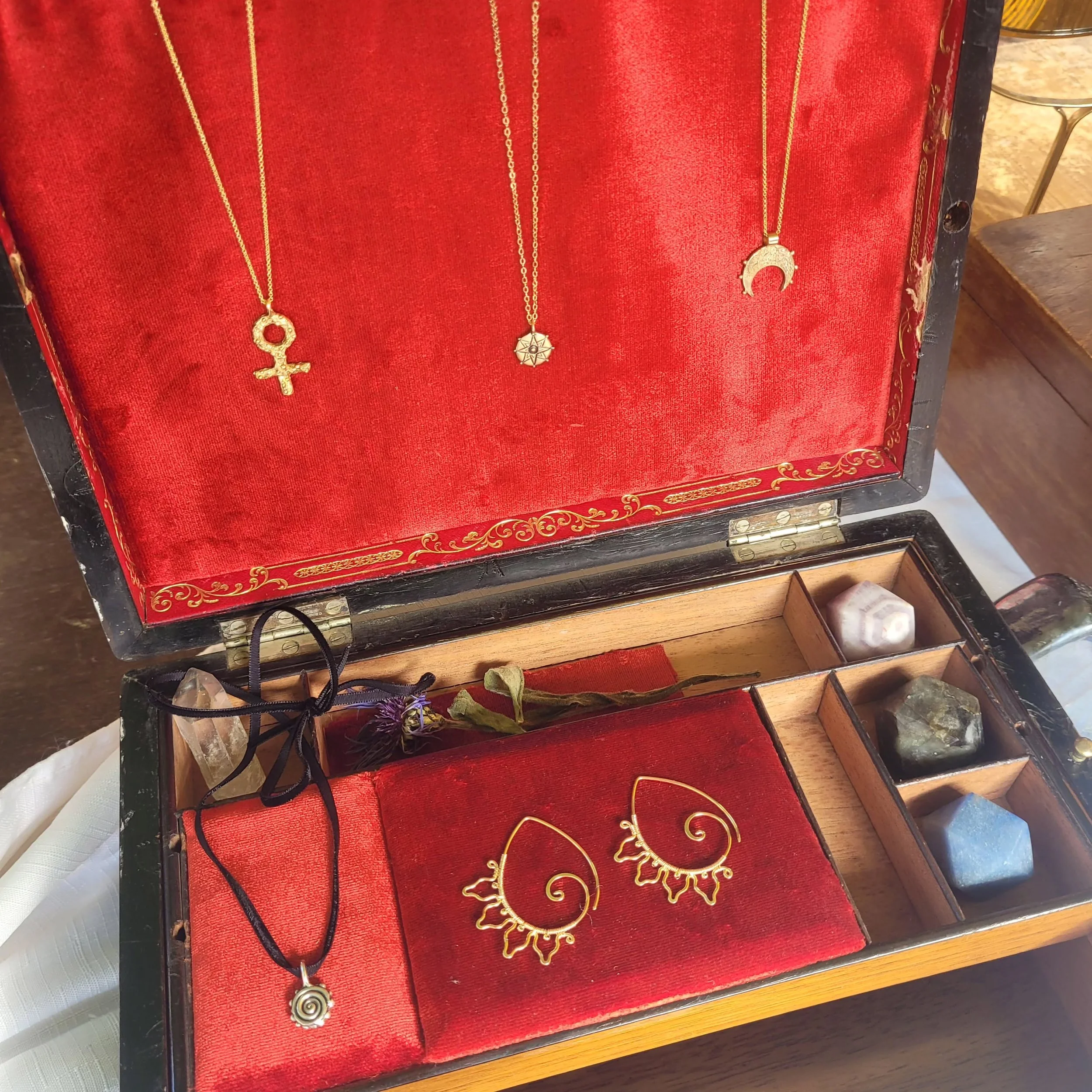 A project close to my heart! ❤️

I was given this jewellery box which belonged to my Granny Marigold which we believe originally belonged to her mother.

Marigold passed 3 days after the birth of my daughter, it felt like she was ready to leave once 