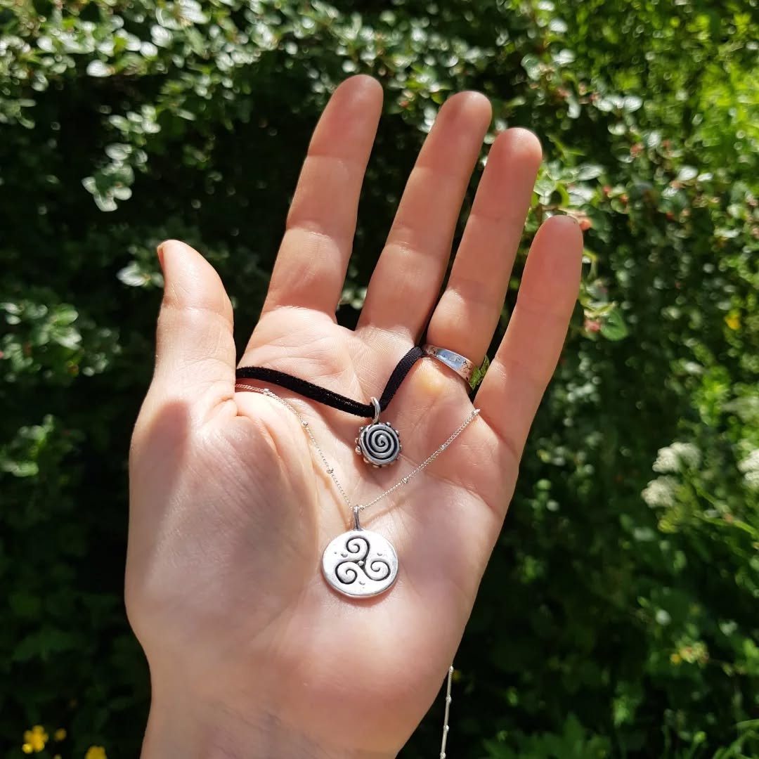 Silver spirals sun bathing 🌞 gratitude for the aliveness all around us in this bountiful beauty of May 💚 

#pascalestanley_jewellery #spiraljewellery #triskelion #lostwaxcasting #goddessjewellery