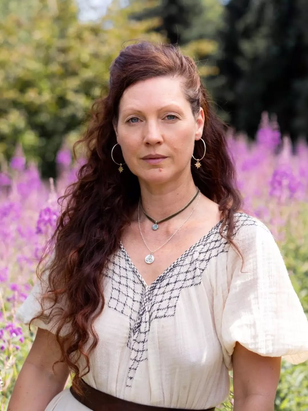 I just love these images from last month&rsquo;s photoshoot with the wonderful photographer @verityrivers 🙏
A warrioress amongst the flowers, serving deep strength and feminine softness 🌸 🌿
Oceanie aka @solskinmusic talented singer, songstress and