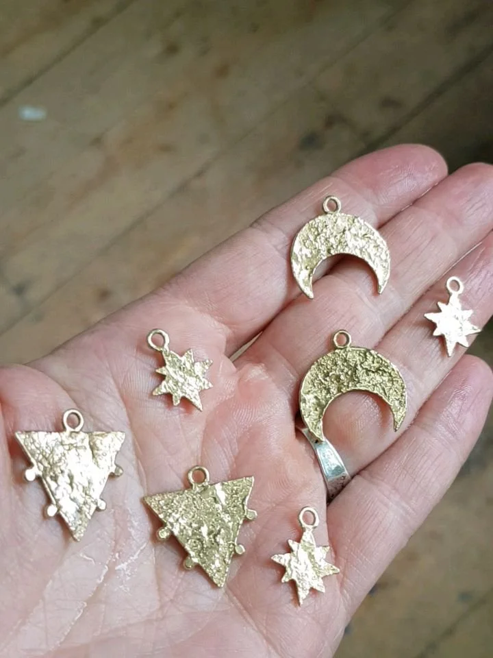 A little share of life lately, shiny new charms, solstice sunrise, selsey Spiral, The Red Hearth heart and nore making and creating 🔥🌞🌛💃💕

#solstice #sunrise #charms #symbolicjewellery #pascalestanley_jewellery