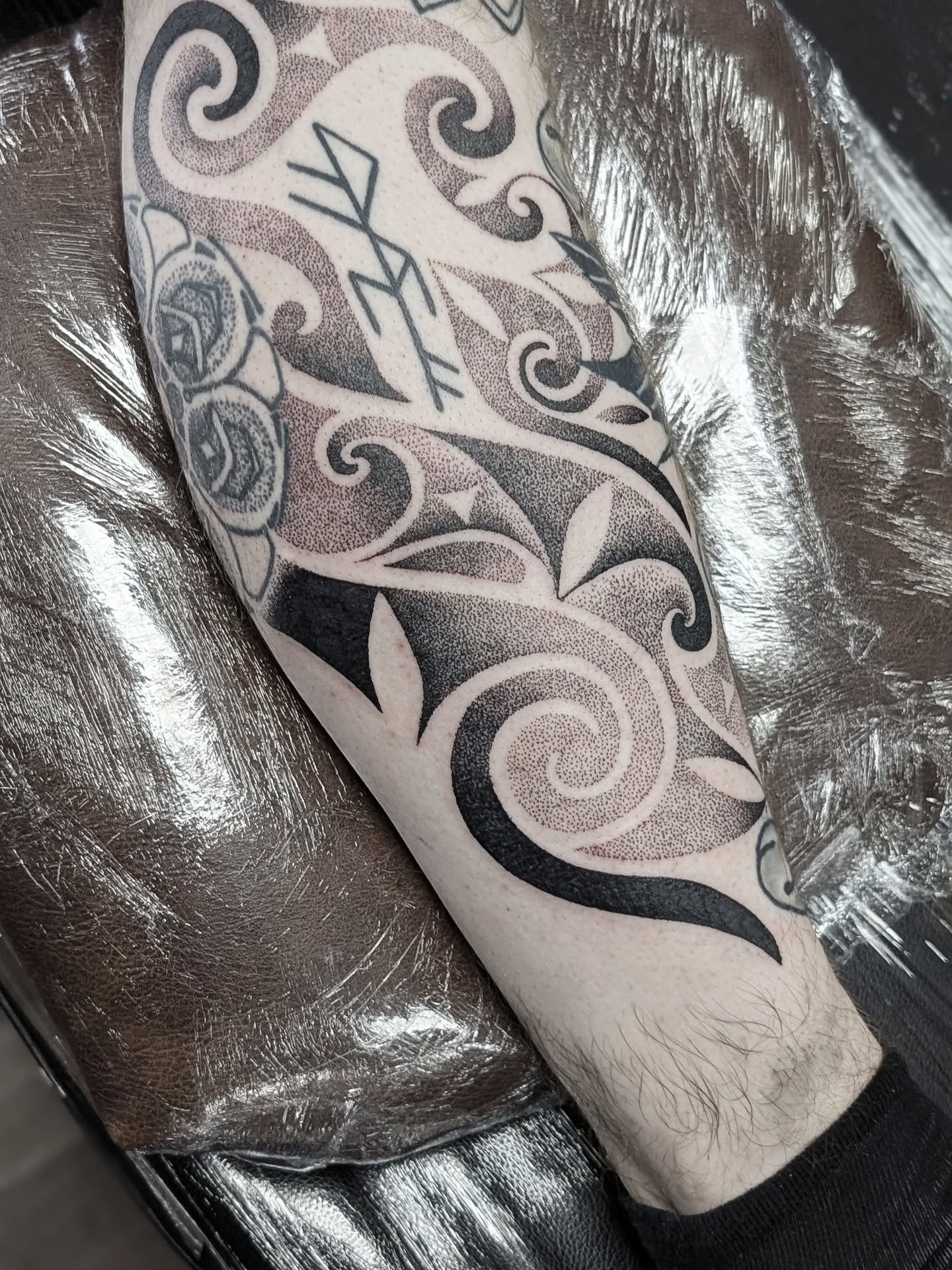 Still here! Swipe for freehand &gt;&gt; Working away on awesome projects with lovely clients. Currently booking October onwards 🖤
#geometrictattoo #pictishtattoo #celtictattoo