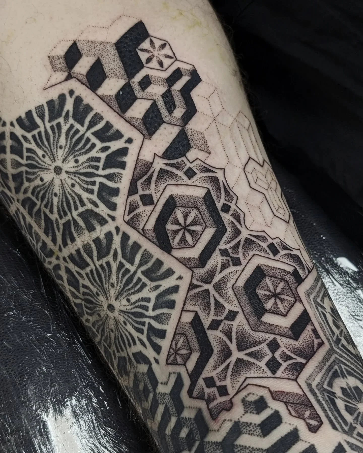 Swipe for freehand ✨ I don't often share unfinished pieces but I had so much fun with this one, I'd love to do some more freehand geometry so please get in touch if you'd like some of your own! 
//
Currently booking November onwards 🖤 
//
enquire on