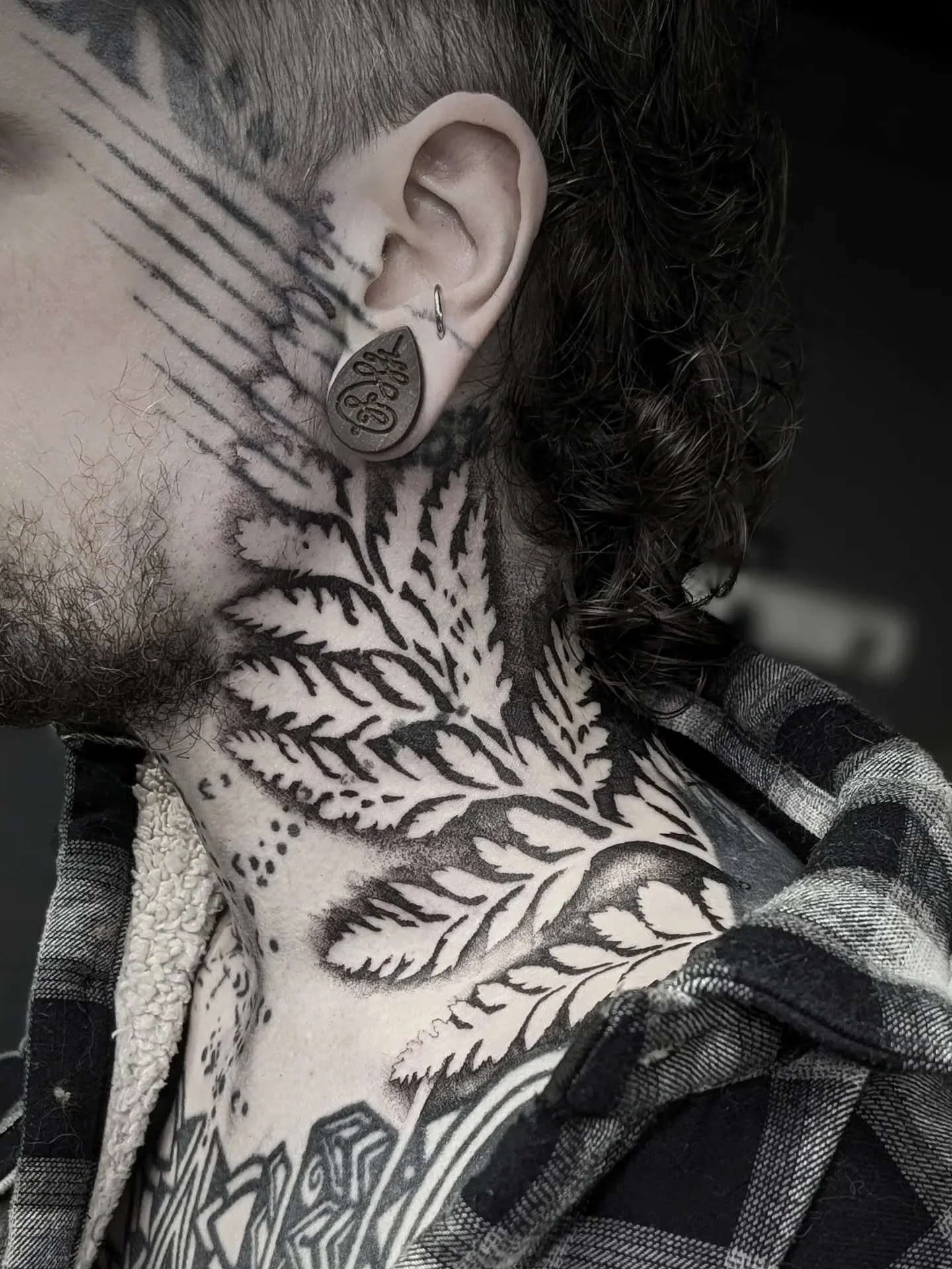 The beginnings of this fern blastover neck project for @_dagren this week, more black and some abstract textures to add next time. Thankyou my guy! Always an honour to tattoo other artists 🖤 
#ferntattoo #blackworktattoo #facetattoo #awisewomanonces