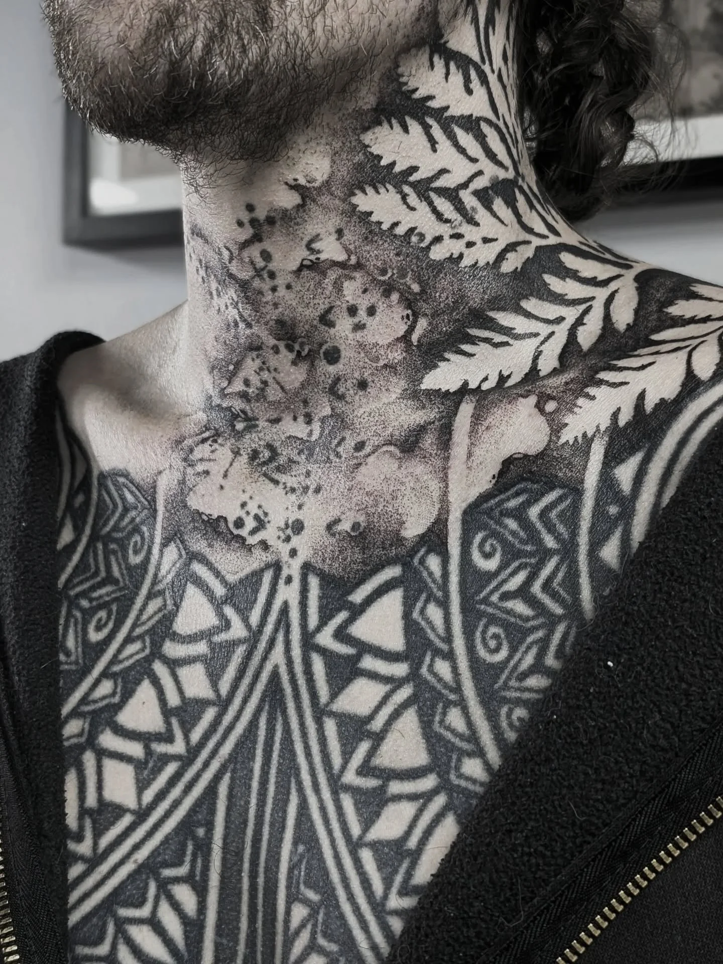 More added onto @_dagren's neck today, some freehand ink washes blending into some stunning work from the wonderful @k_ieran . This was so much fun - it's been a long while since I've worked in a painterly style so it was nice getting back into the f