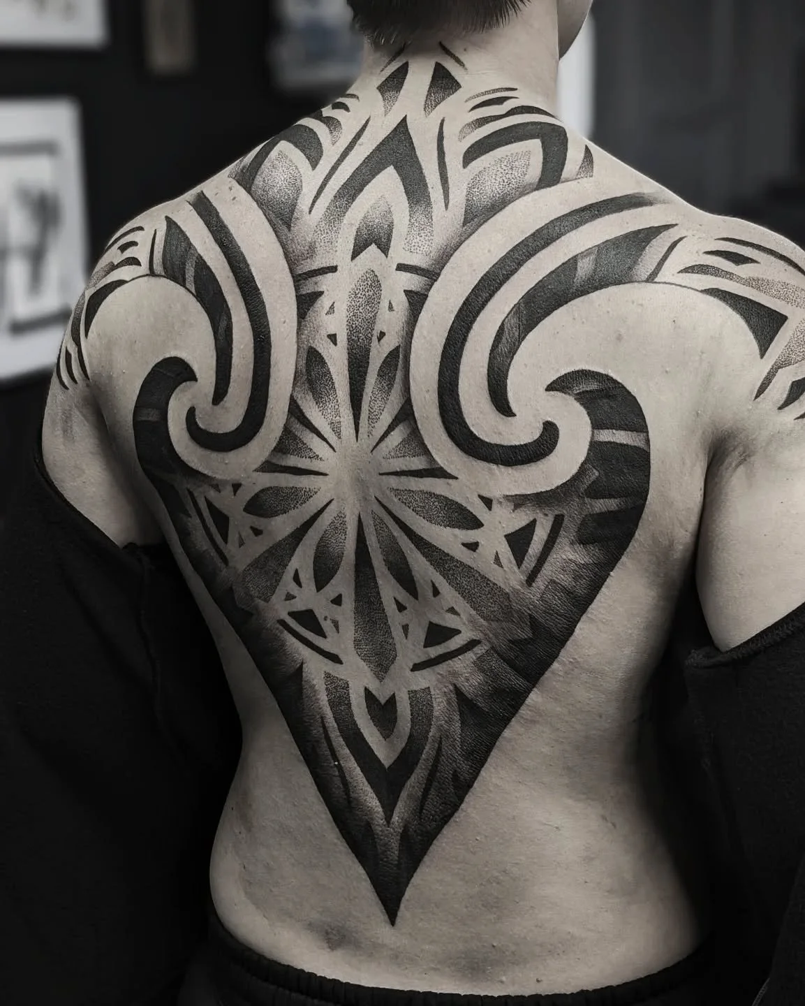 Another session on Steph's ongoing backpiece, thankyou so much Steph! Not much left to go on this one 🖤 looking to start some new projects in 2026, jessijamestattoo@gmail.com if that sounds like something you'd be interested in 😊
#backpiece #geomet