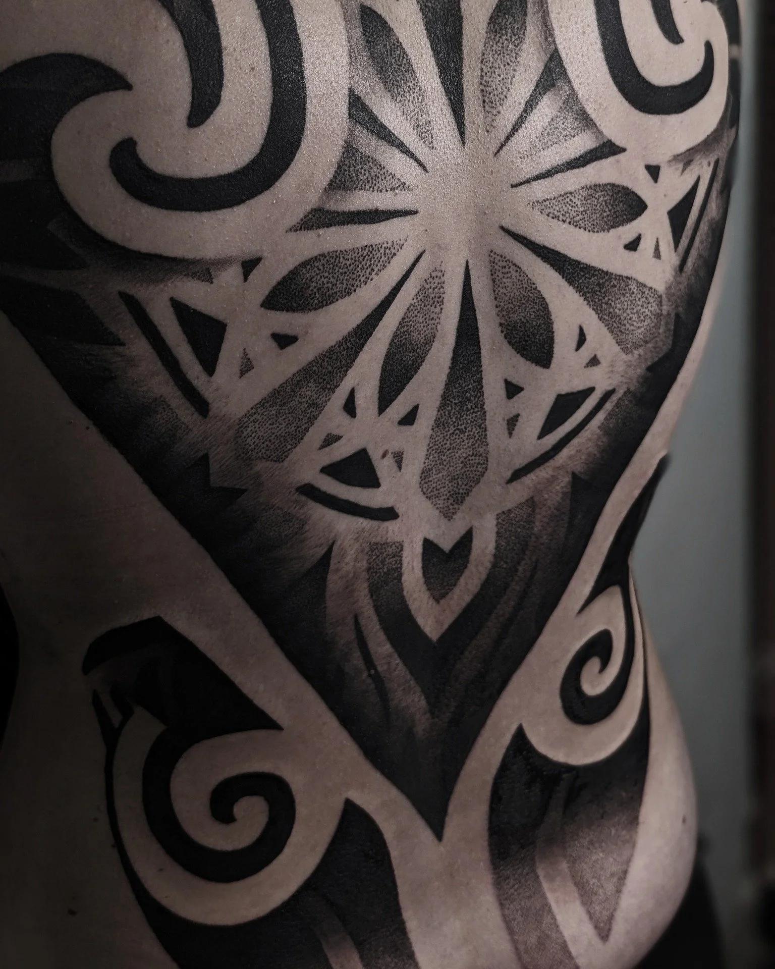 A wonderful session whilst guesting @thenooktattooandpiercing last week to finish this backpiece for the incredibly strong Steph! We got through this project so quick thanks to Steph's amazing commitment and unbelievable ability to doze off while get