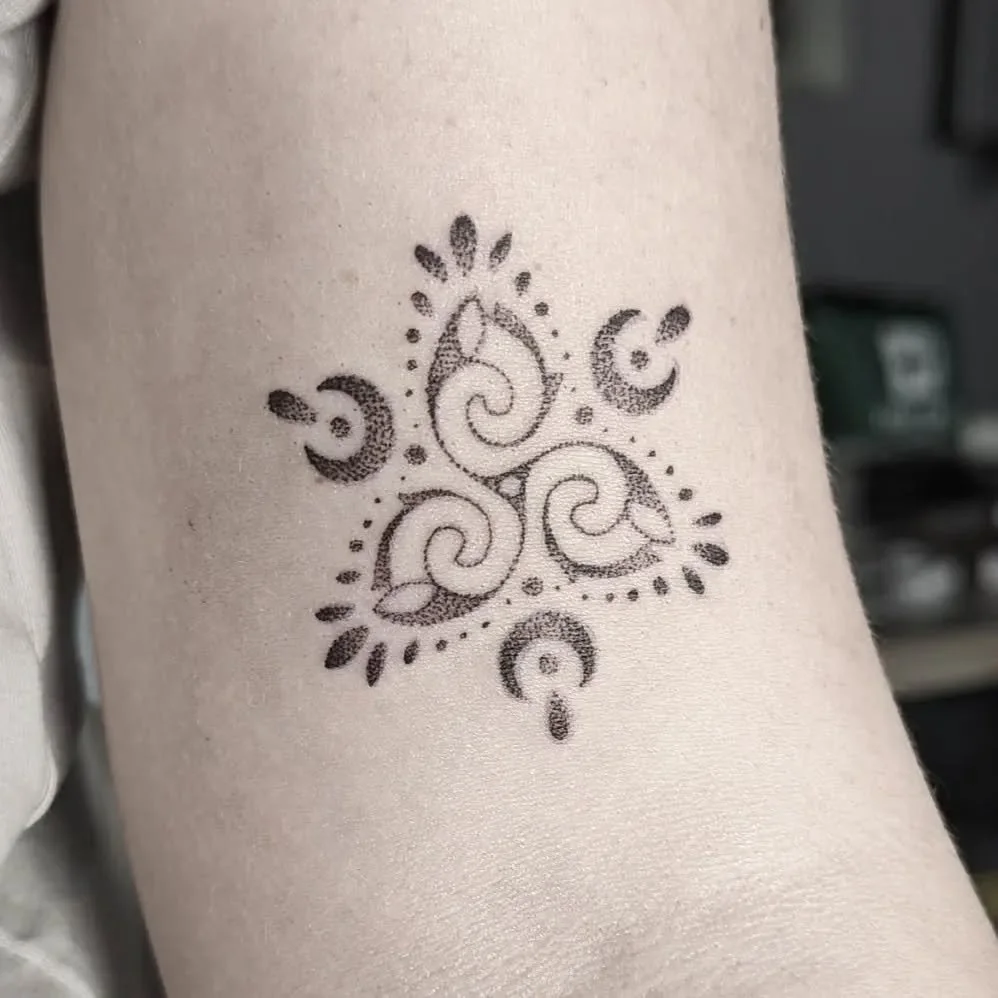 A reminder that whilst I tend to post the bigger projects that I'm currently working on, I love the smaller pieces just as much. I'll be adding a bunch of smaller available designs over the next couple of months - all of which can be tied together to