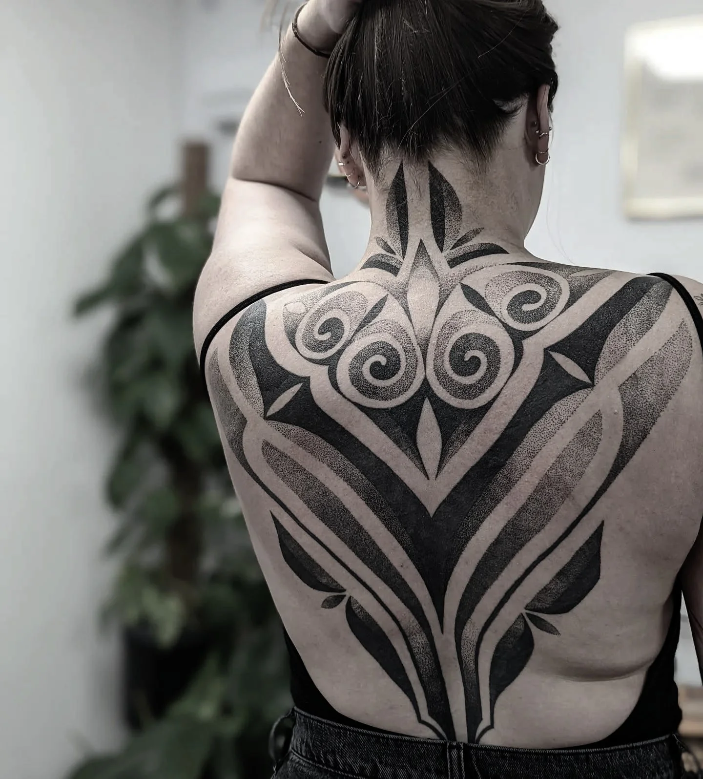 Backpiece for the wonderful Daisy 🖤 who is always an absolute joy to spend time with. Hopefully see you soon Daisy! 😁 #dotworktattoo #geometrictattoo #mandalatattoo #celtictattoo #backpiece