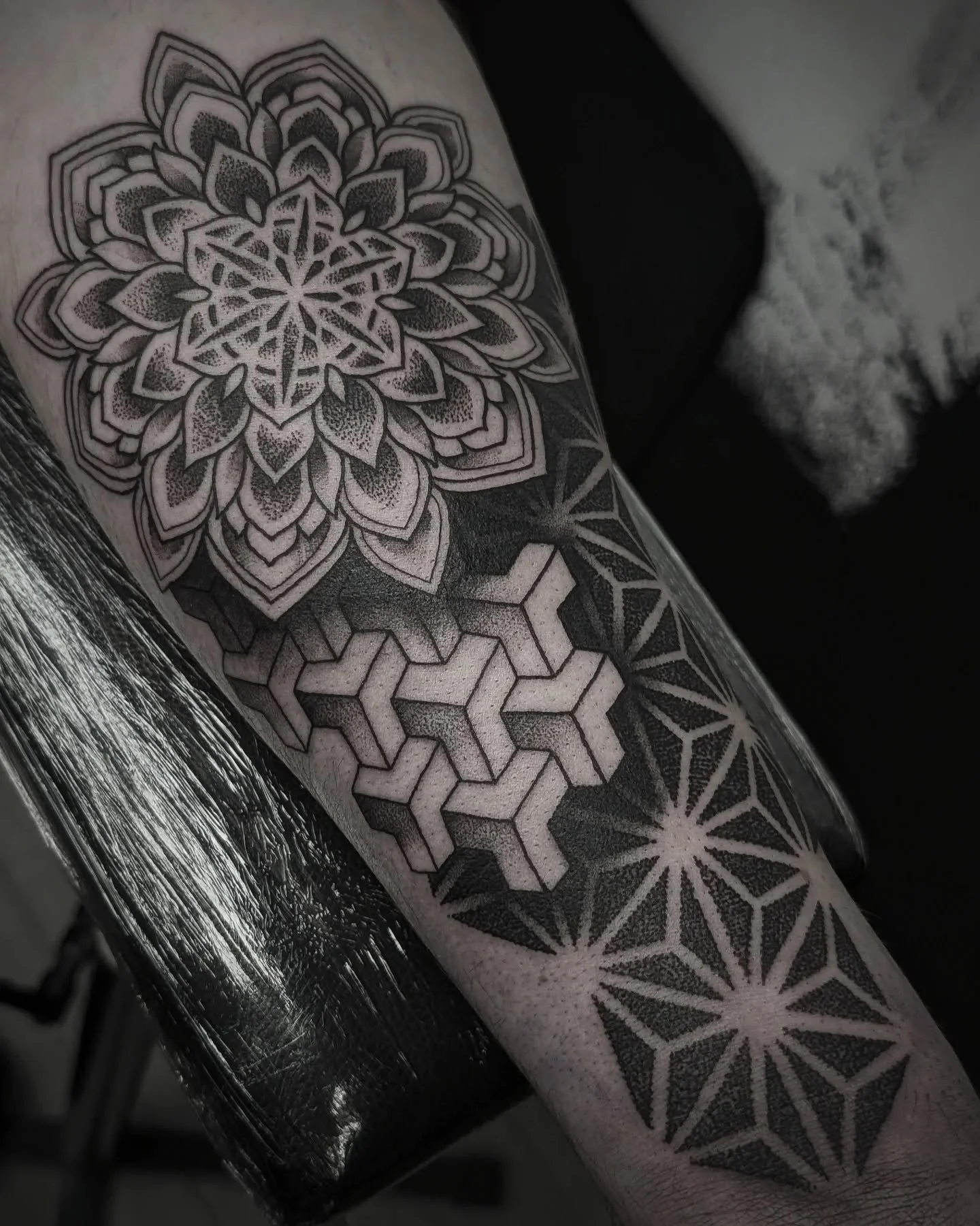 Swipe for some closeup dotty deets >> I had so much fun tattooing this forearm piece for Michael's first tattoo today. Thanks so much pal! Have a great Christmas and I'll see you soon 😊 
#geometrictattoo #mandalatattoo #dotworktattoo #blackwor