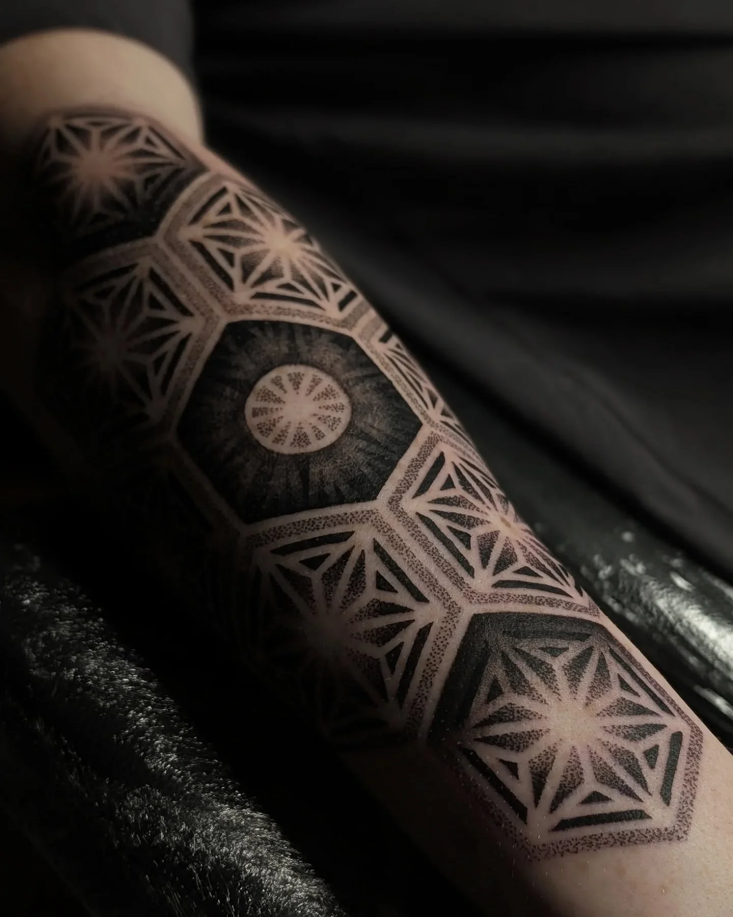 Fun forearm piece for Riley today @dagrentattoostudio // currently booking April onwards, www.jessijames.co.uk to send an enquiry form 🖤 thanks Riley!
#geometrictattoo #fifetattoo #dotworktattoo