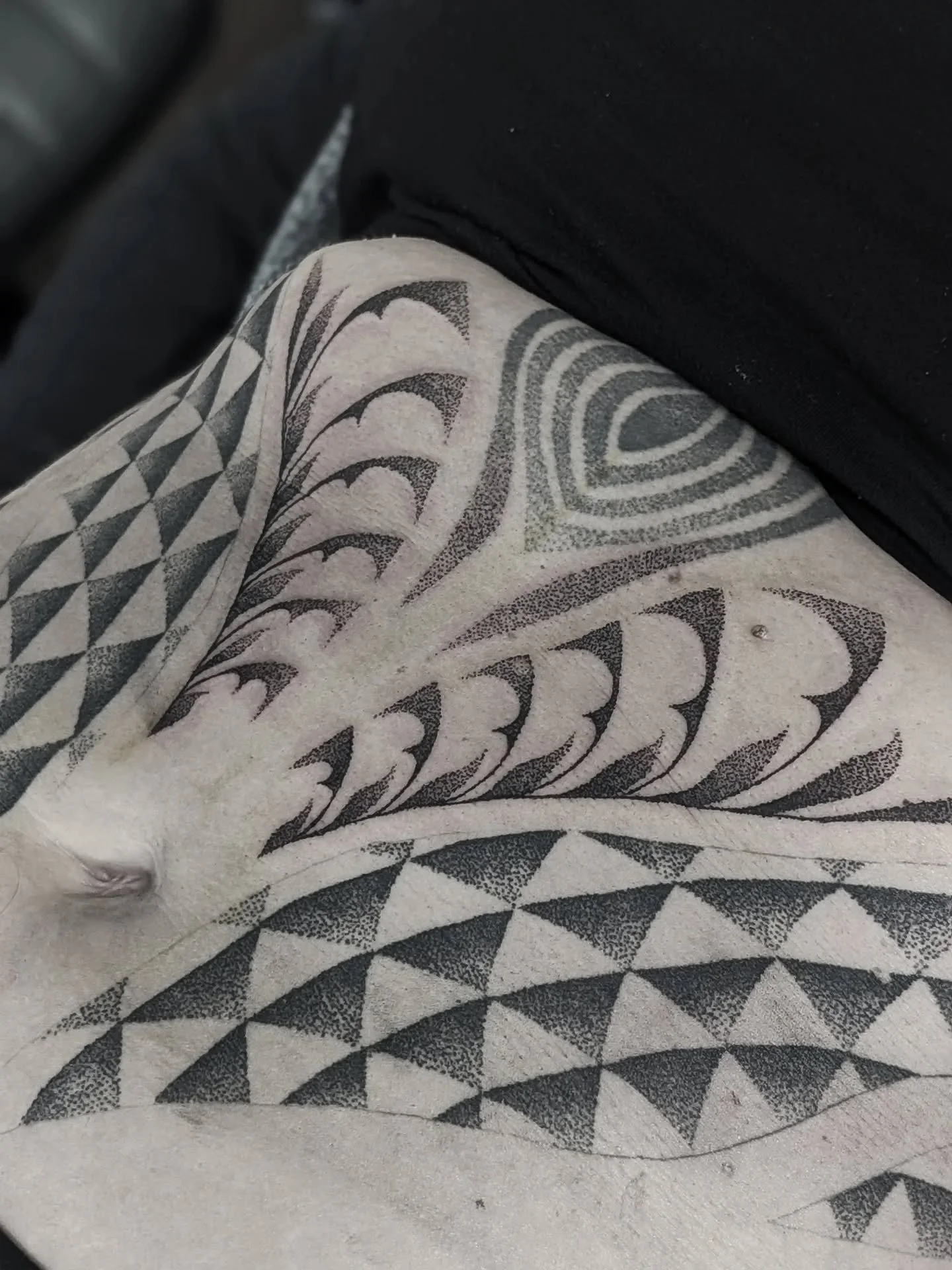 Swipe for freehand 👉🏻 I had so much fun freehand these shapes to fill some gaps on Sam's bodysuit - I'd love to do more flowing shapes like these next year so get in touch if you'd like your own 🖤
#freehandtattoo #dotworktattoo #flow