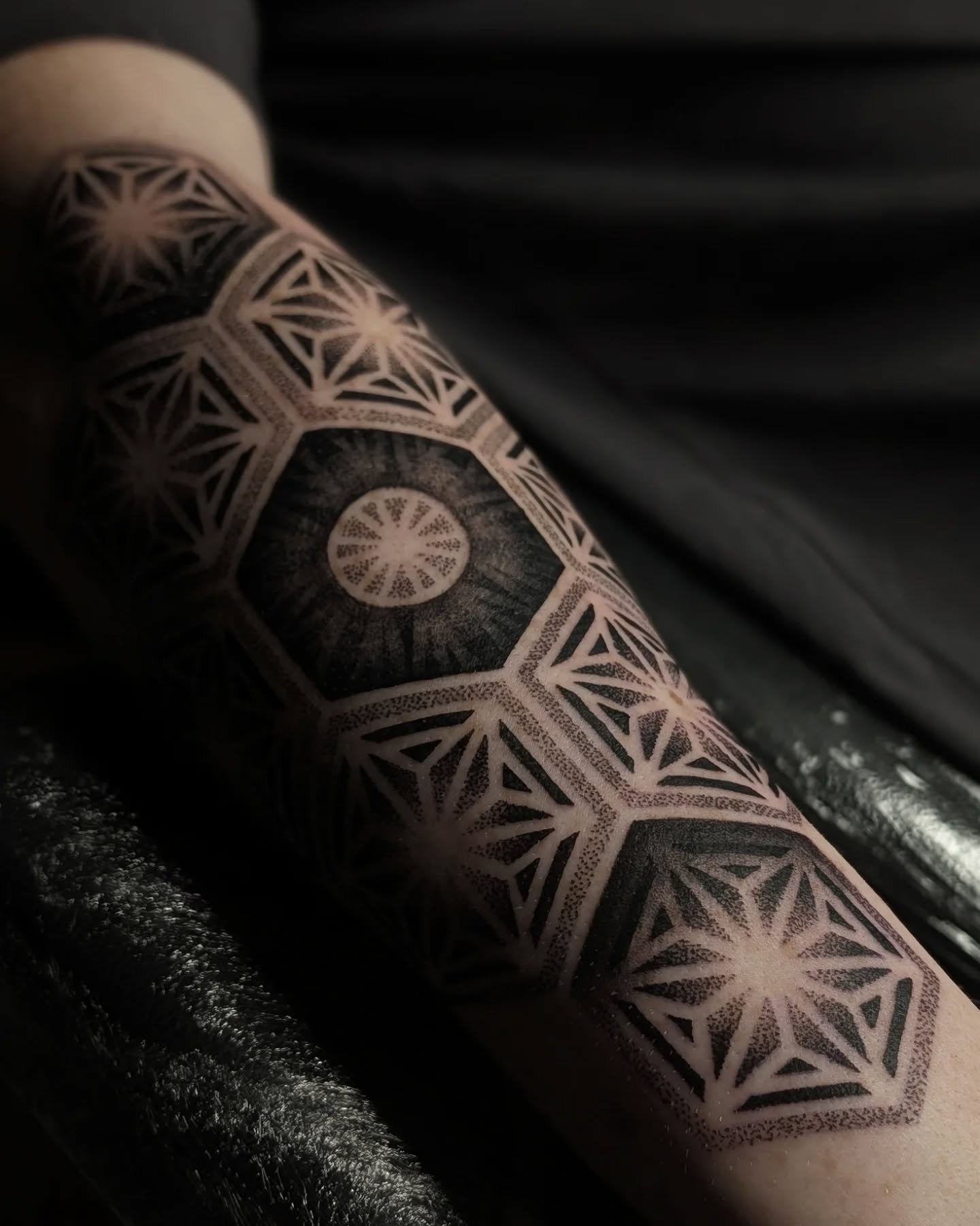 Fun forearm piece for Riley today @dagrentattoostudio // currently booking April onwards, www.jessijames.co.uk to send an enquiry form 🖤 thanks Riley!
#geometrictattoo #fifetattoo #dotworktattoo