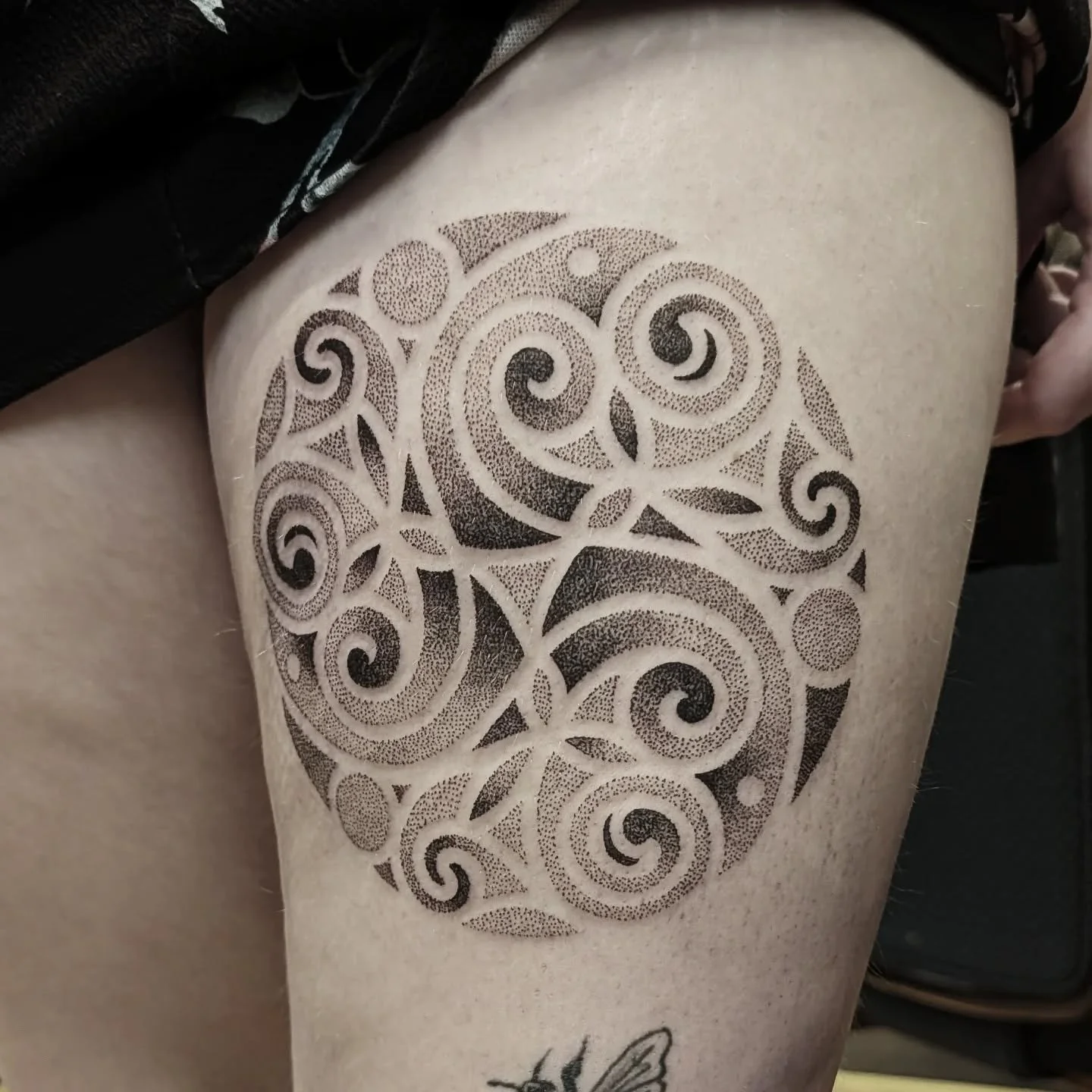 A super fun Celtic thigh piece that I tattooed a few months ago at the Jorvik Tattoo Moot in York hosted by @thenordictattoo 🌀 new designs coming soon! 🖤
#celtictattoo #pictishtattoo #scottishtattoo