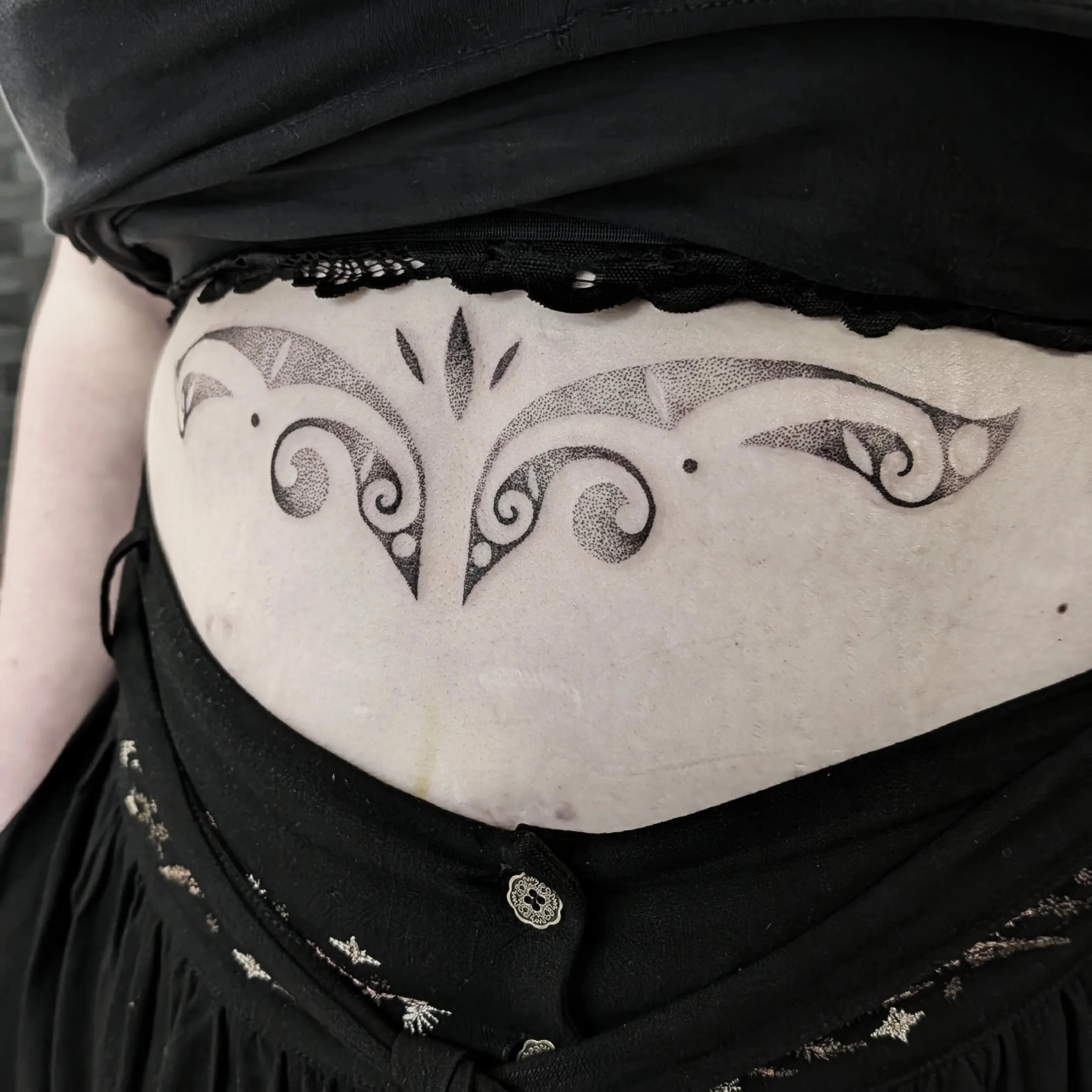 I had the pleasure of being reunited with the wonderful Kate who came to visit me in Scotland to add this ornamental torso piece to her collection. We originally met in York at @thenordictattoo show where I tattooed matching collarbone pieces for her