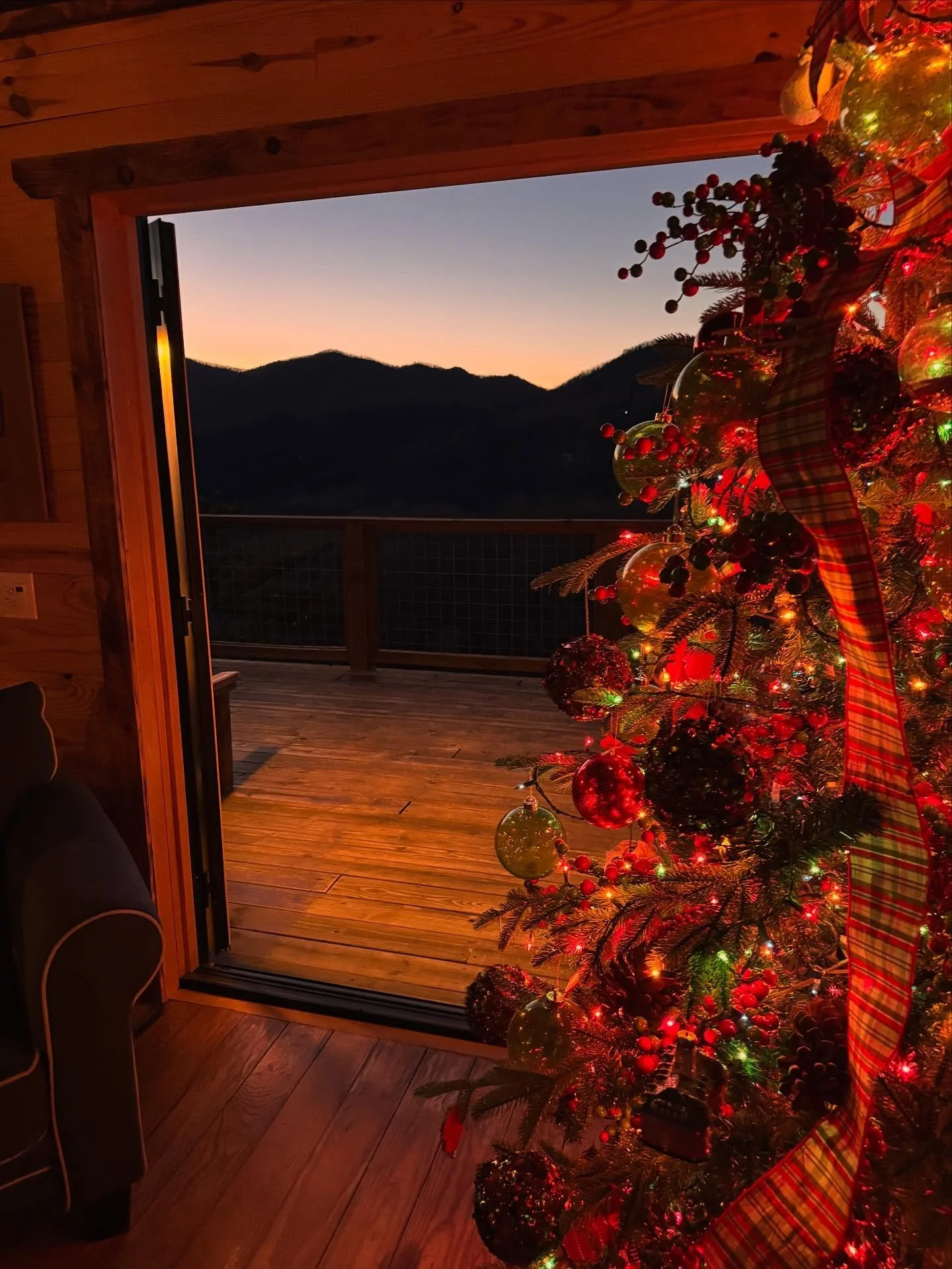Even the 🎄has a mountain sunset view at Brindle. #mountainviews #sunset #🎄 #cabinrental #blueridgemountains