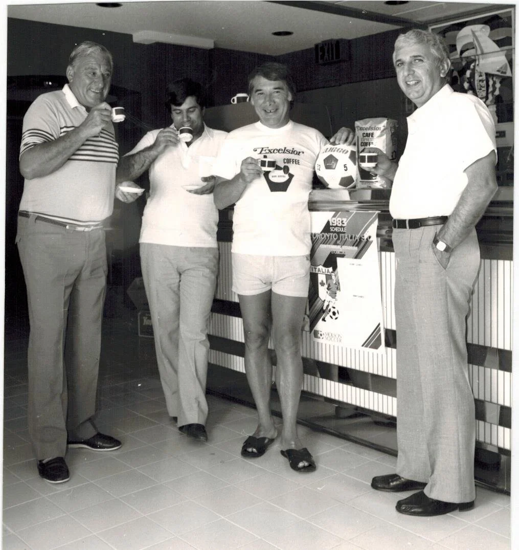 Un bel caffe’ gustato al bar del club Italia, da sinistra Nestor Rossi, Gus Mandarino, Omar Sivori e Franco Fullone